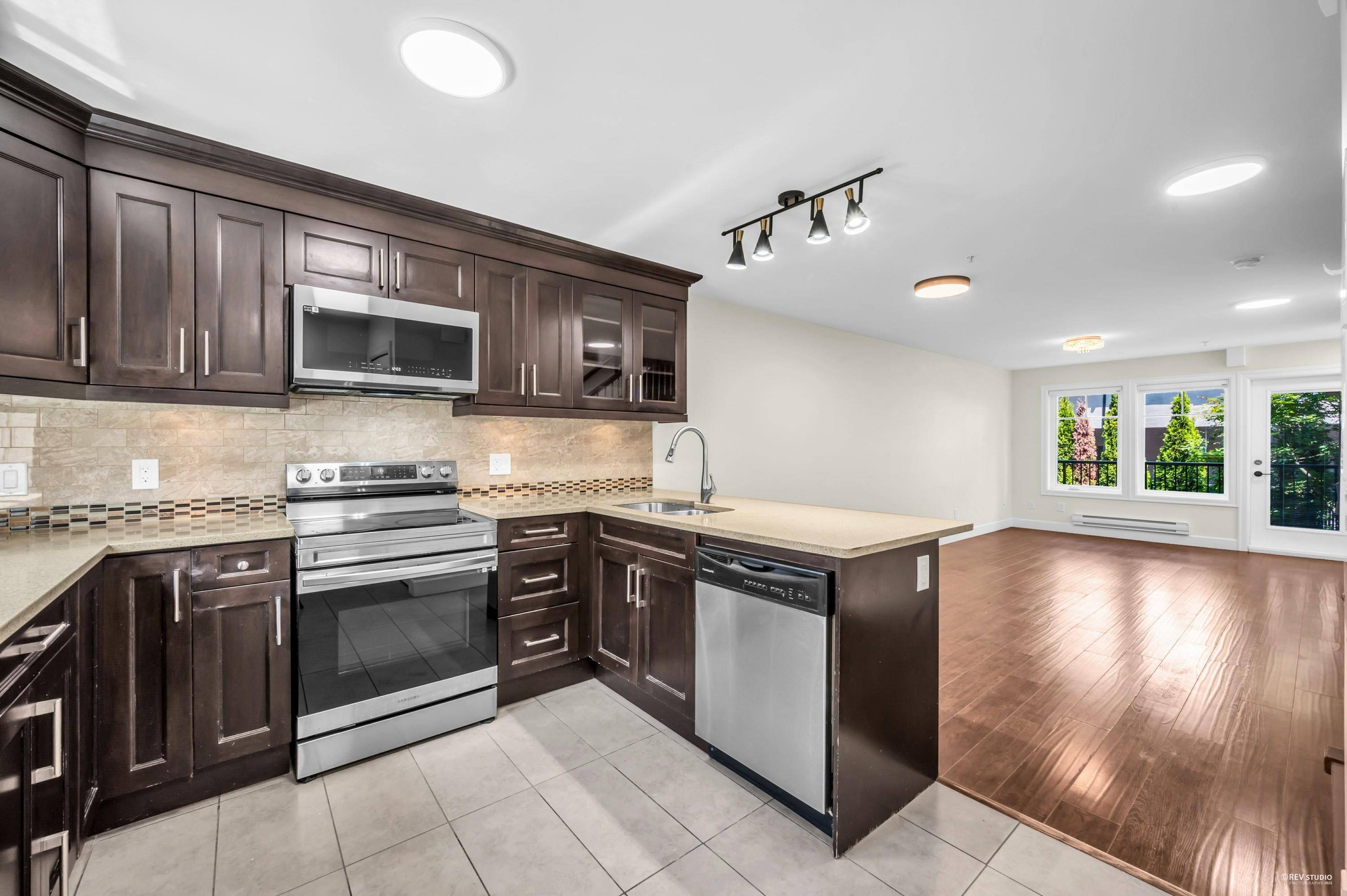 New Westminster, BC V3M 3R5,423 8th ST #201