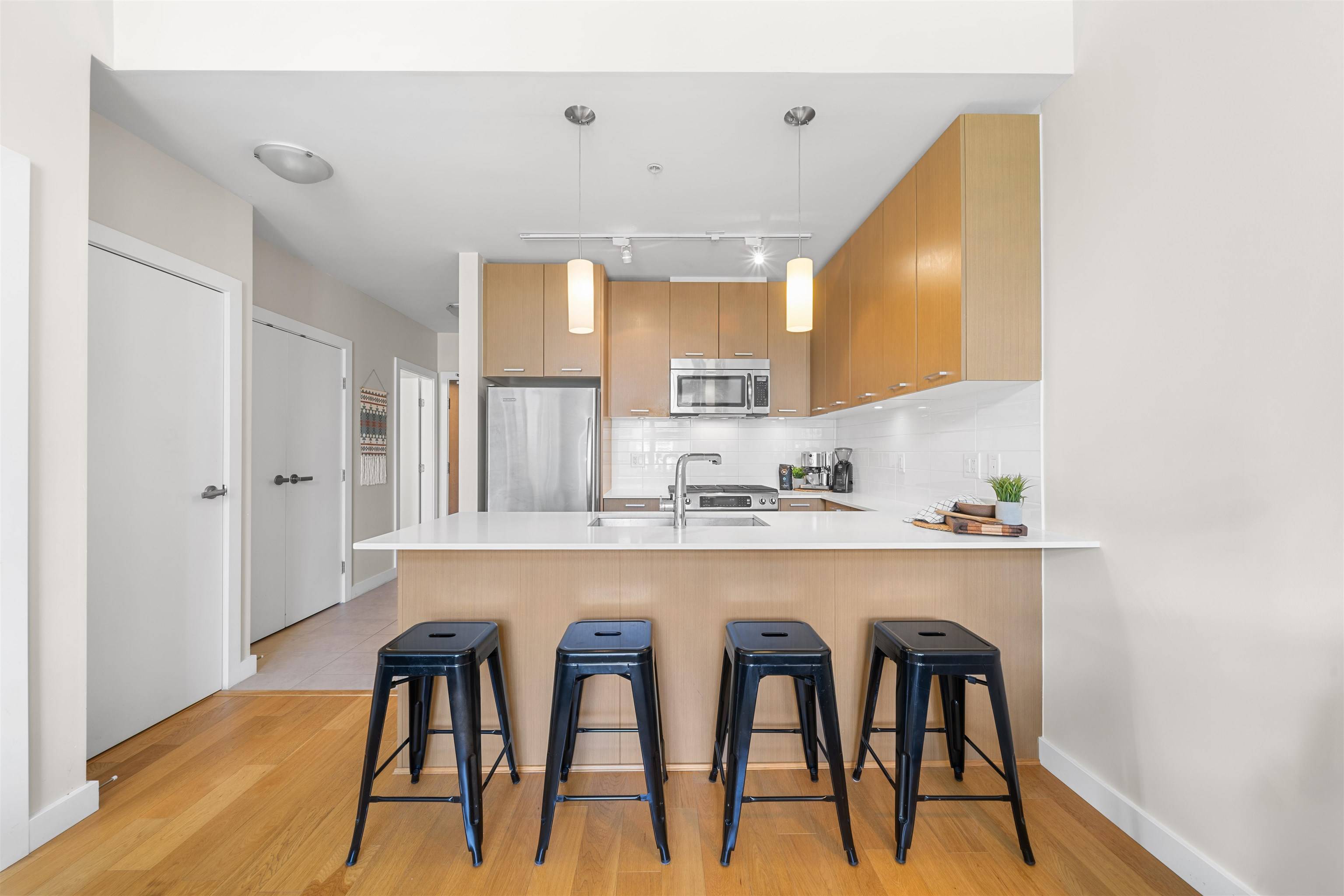 North Vancouver, BC V7P 0B3,1182 W 16th ST #402