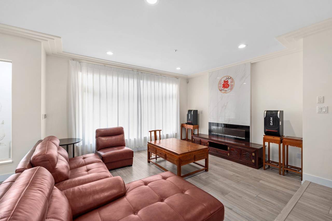 Vancouver, BC V5S 2Y2,6823 Killarney ST