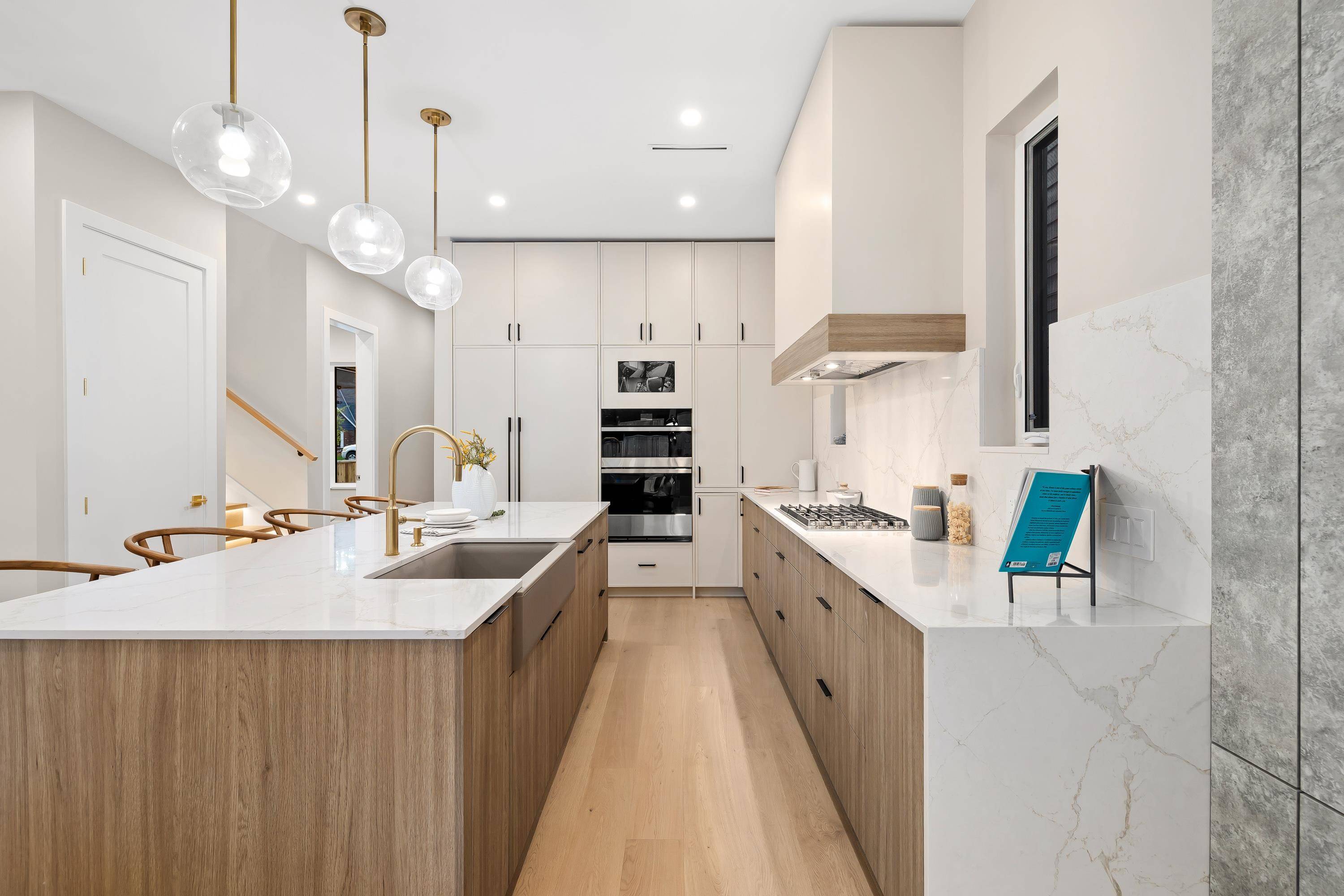 North Vancouver, BC V7R 2K3,1033 Canyon BLVD