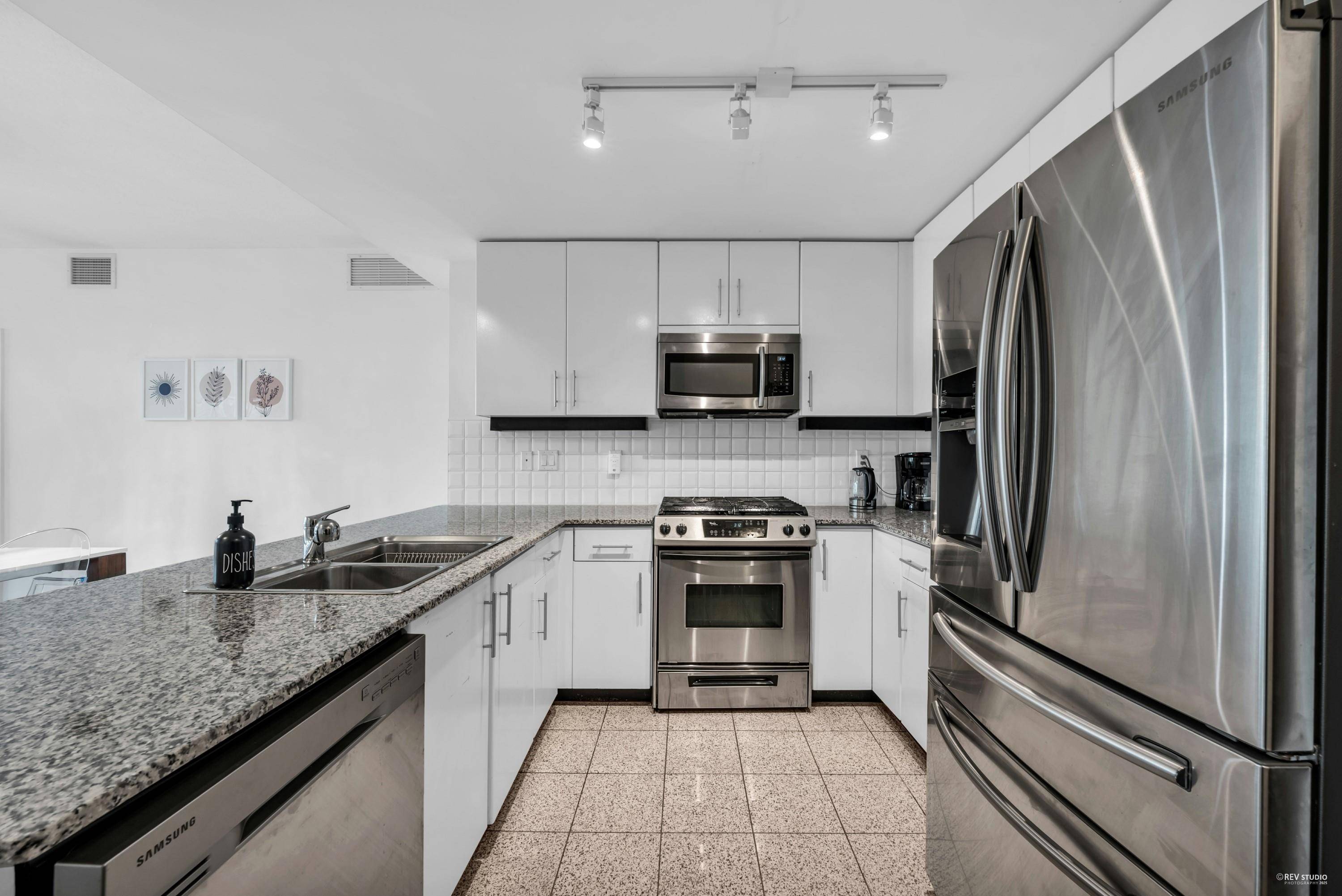 North Vancouver, BC V7L 4V1,100 E Esplanade ST #409