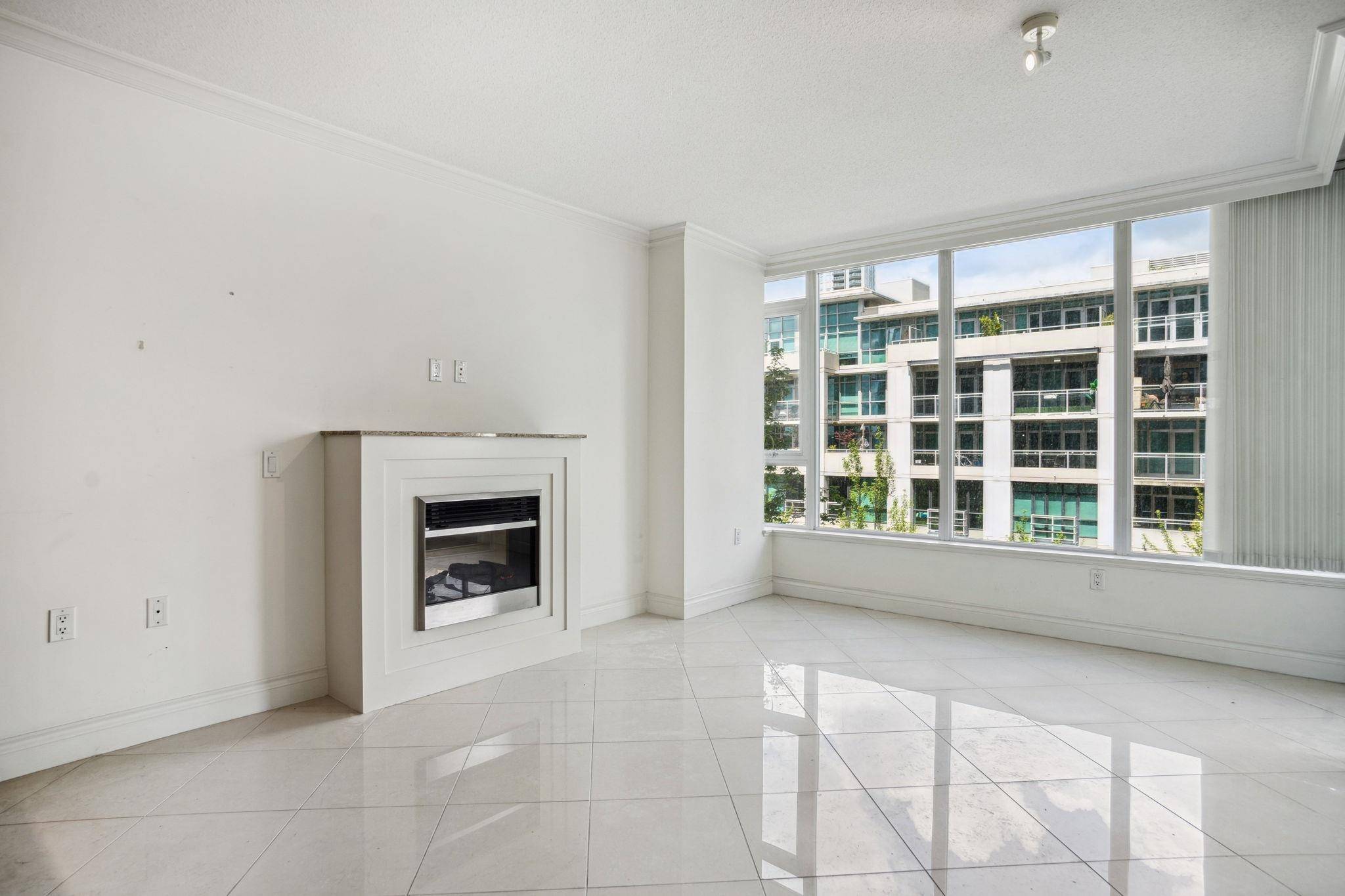North Vancouver, BC V7L 1A1,133 E Esplanade AVE #408