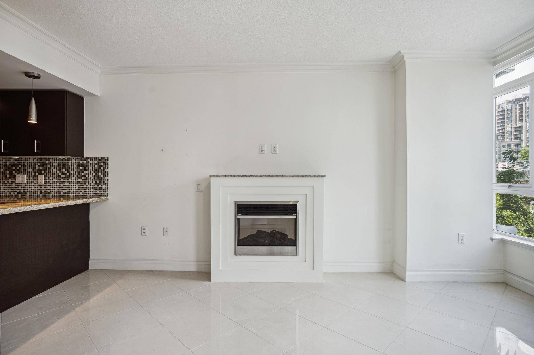 North Vancouver, BC V7L 1A1,133 E Esplanade AVE #408