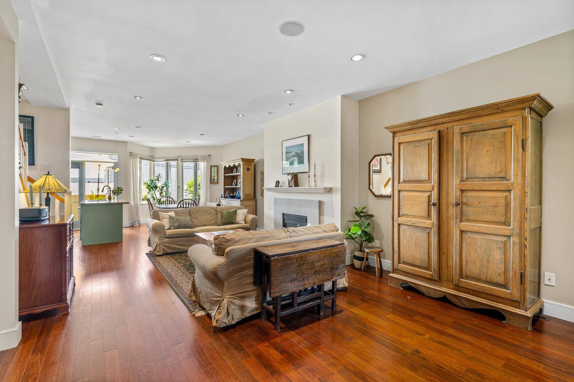 North Vancouver, BC V7M 1J9,263 W 5th ST