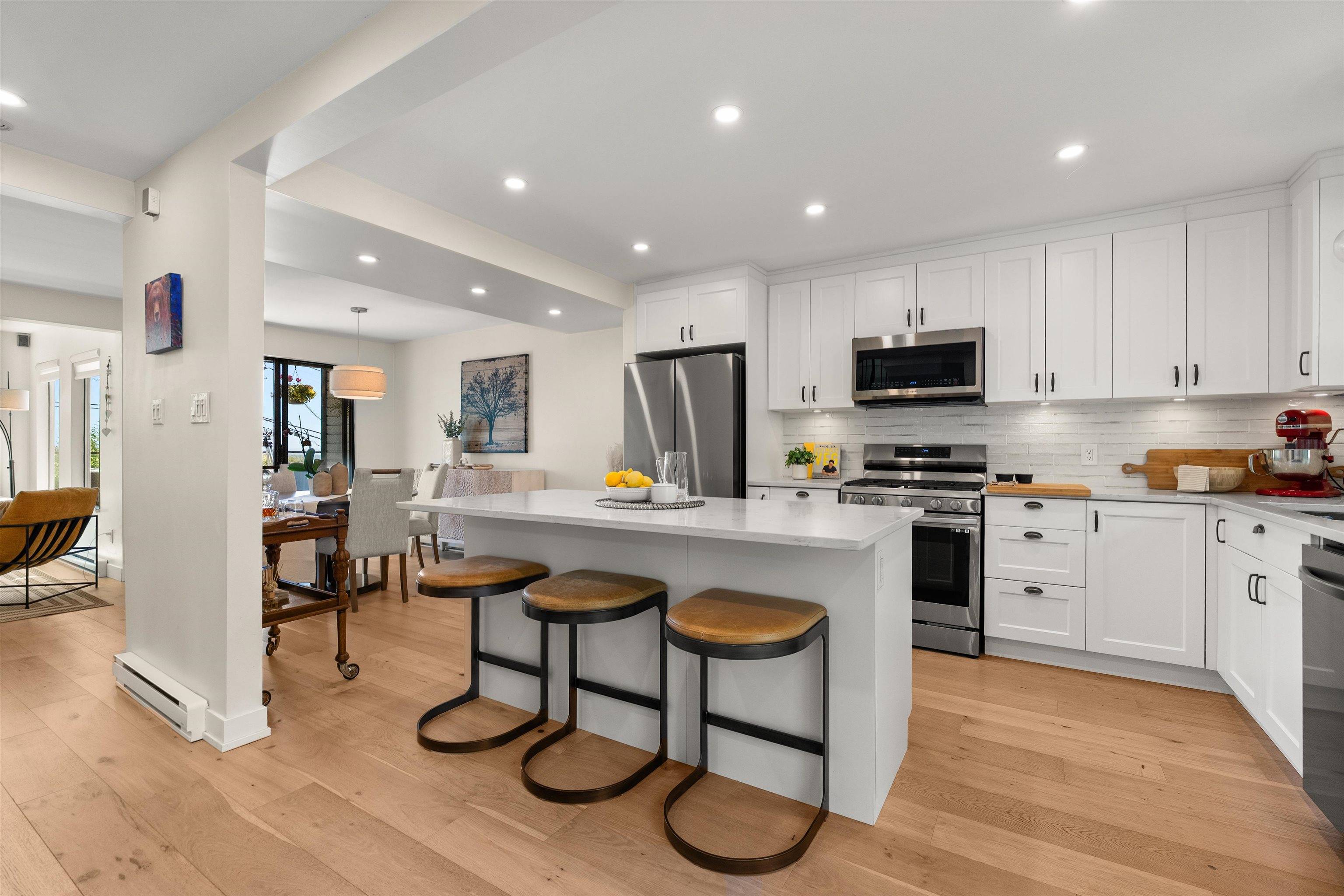 White Rock, BC V4B 1G2,14985 Victoria AVE #4