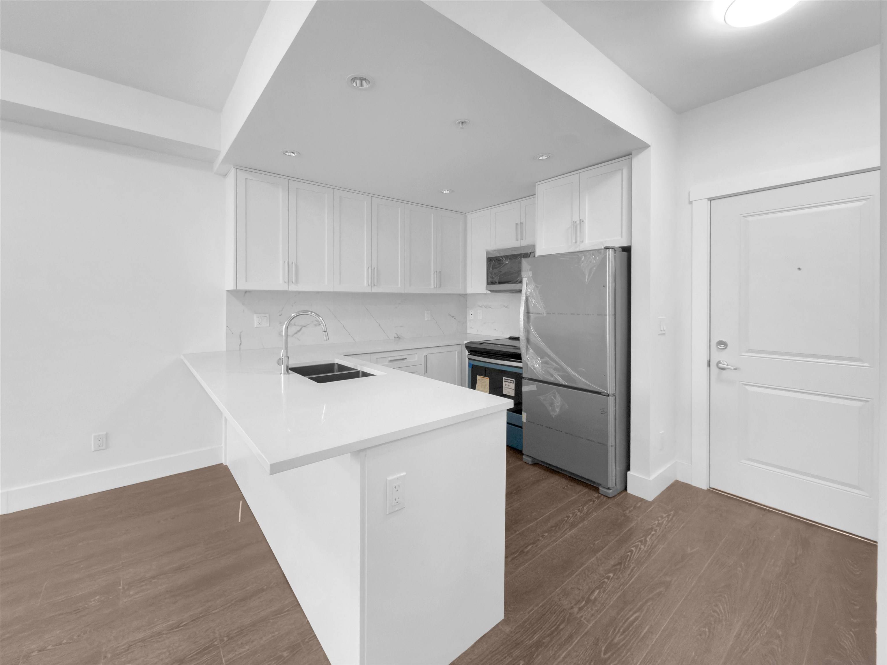 Surrey, BC V4N 6T3,9983 E Barnston DR #208