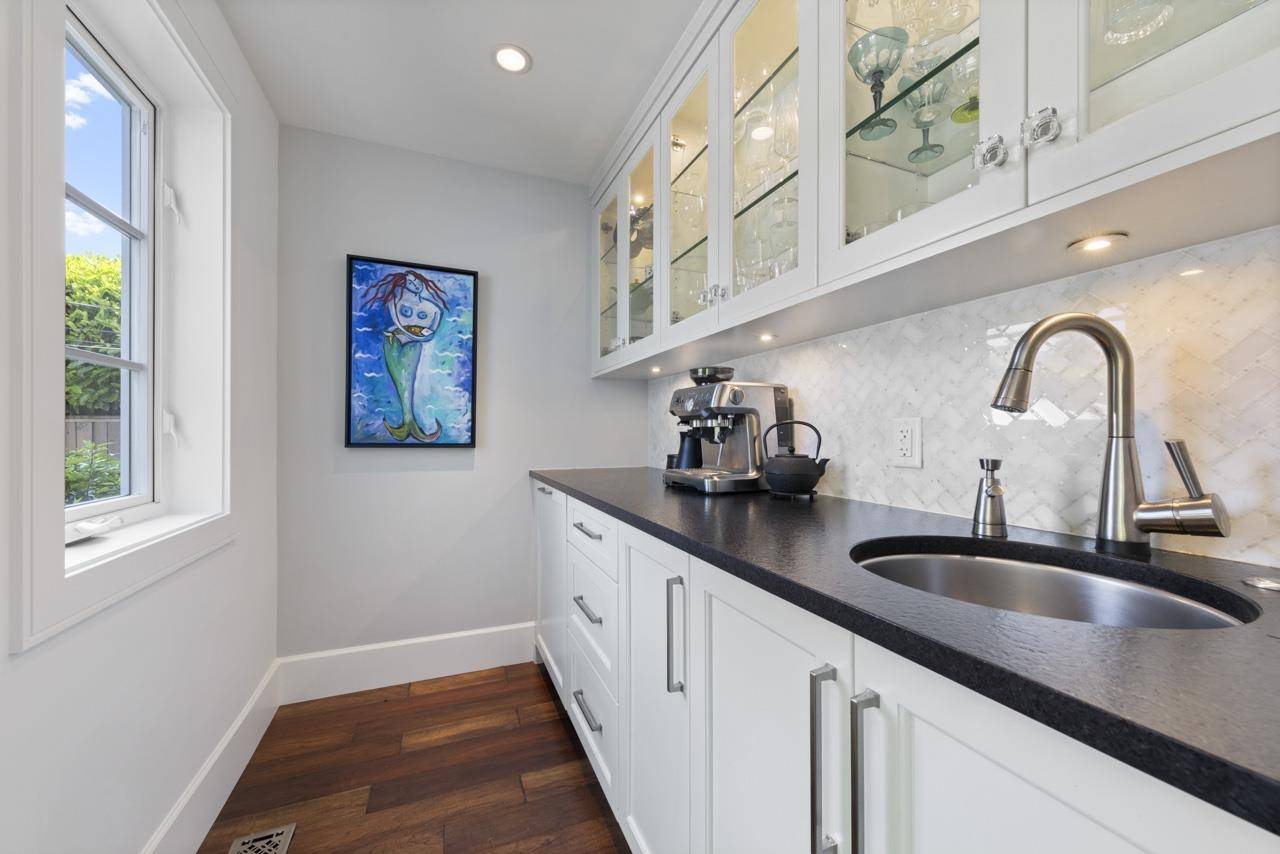 North Vancouver, BC V7P 2A4,1140 Cortell ST