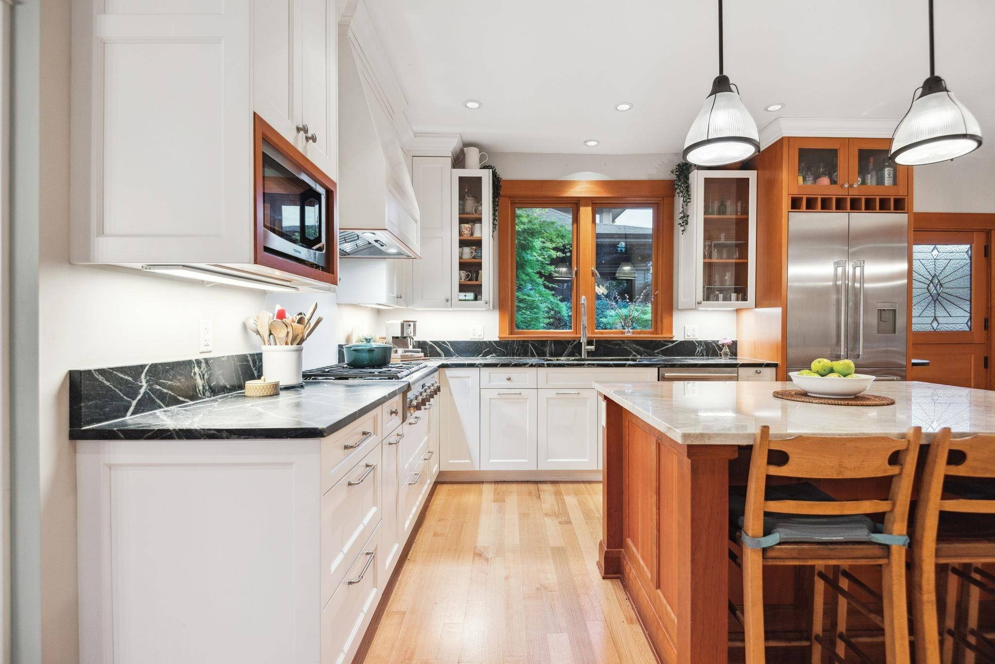 North Vancouver, BC V7L 1L9,346 E 5th ST
