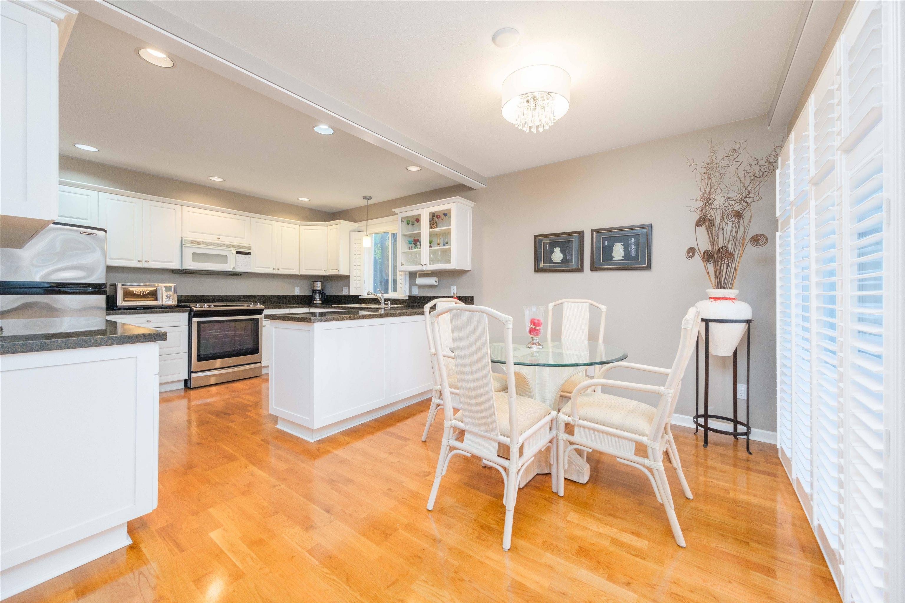 North Vancouver, BC V7L 1P5,288 E 6th ST #209