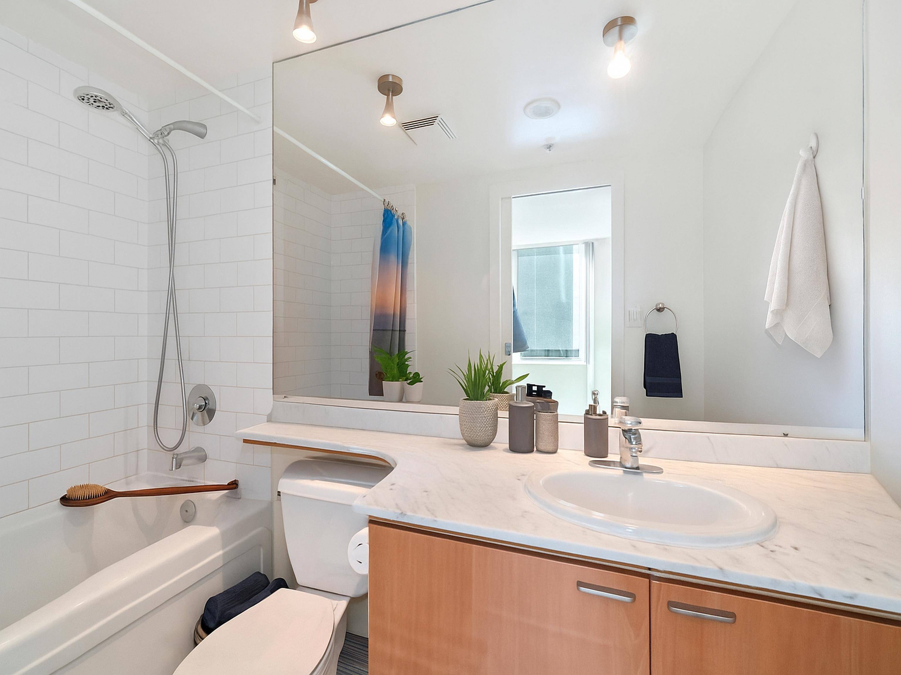 Vancouver, BC V6E 4R3,1288 W Georgia ST #1408