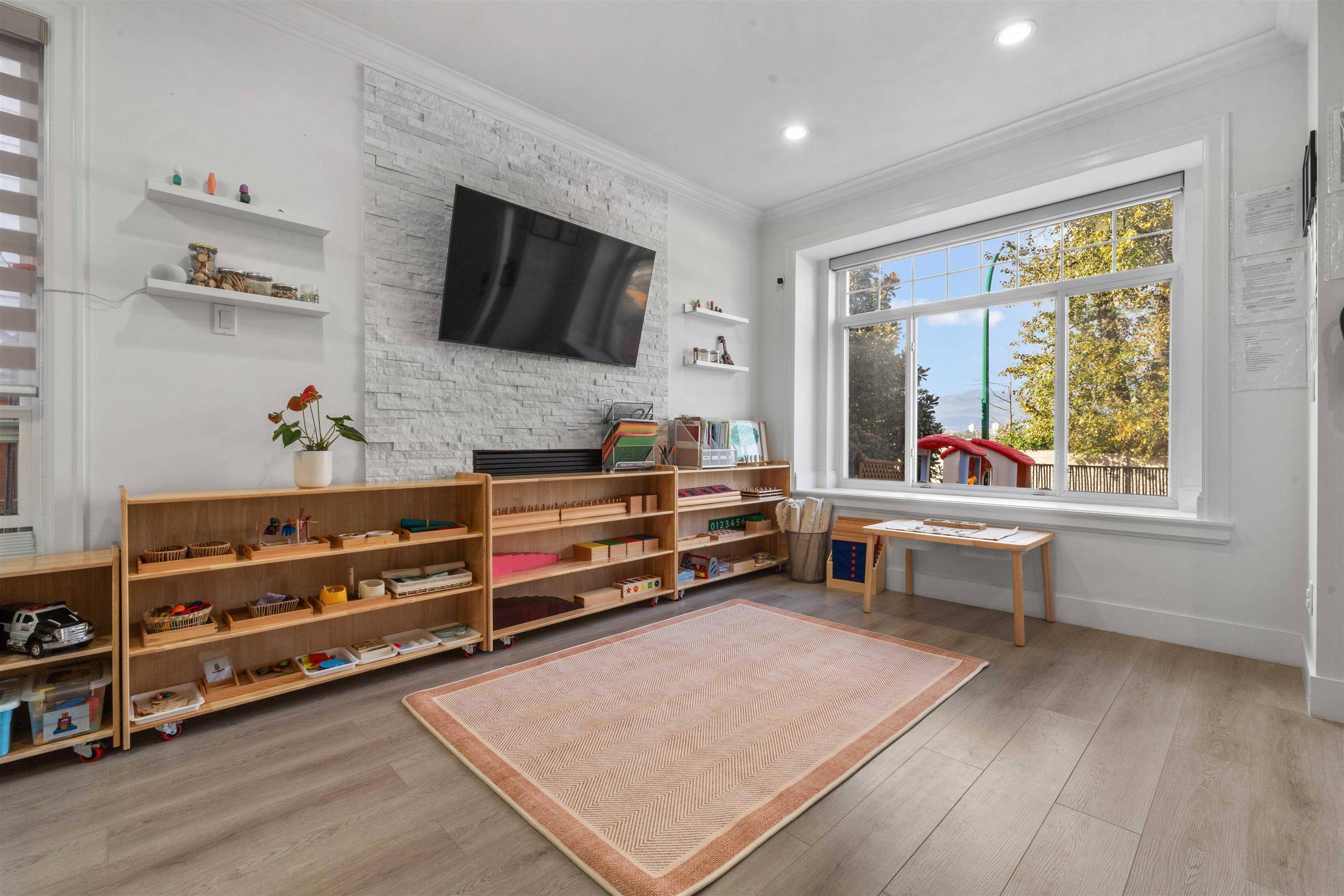 Burnaby, BC V5G 1B1,4142 Manor ST