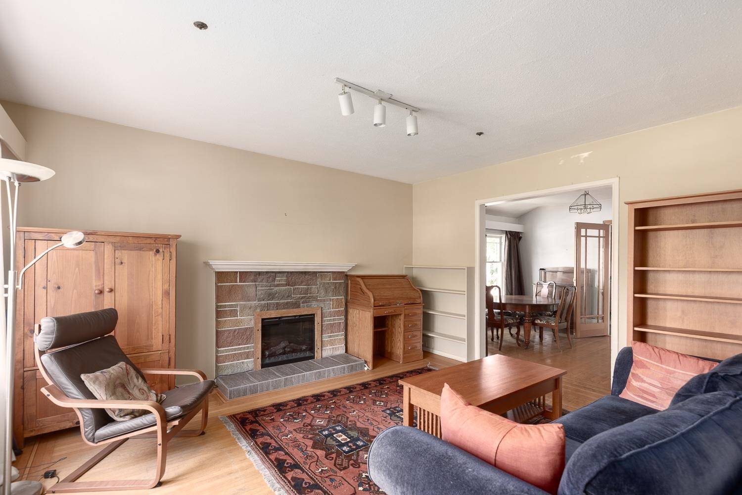 Vancouver, BC V5T 2V9,988 E 16th AVE
