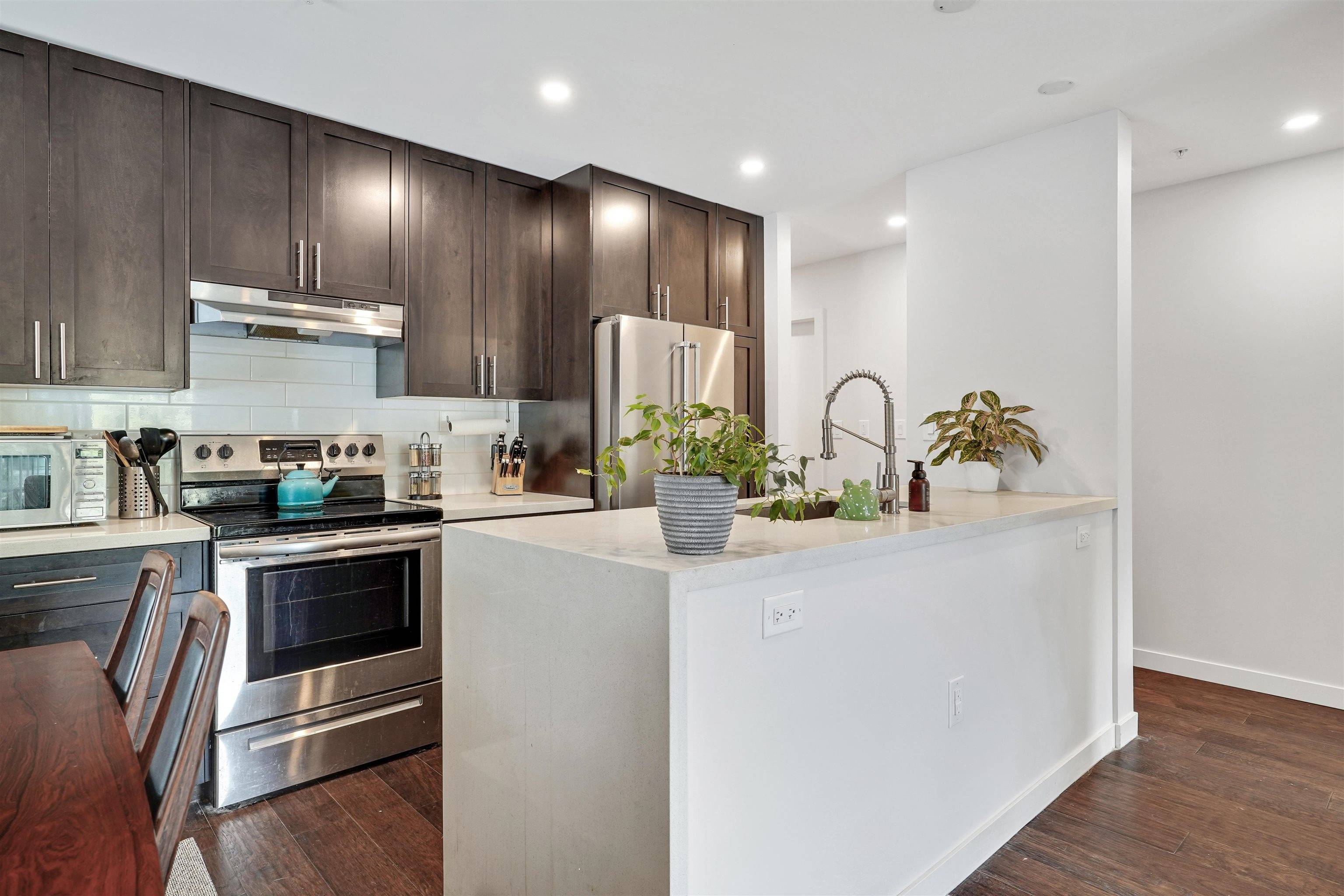 North Vancouver, BC V7L 1C6,357 E 2nd ST #302