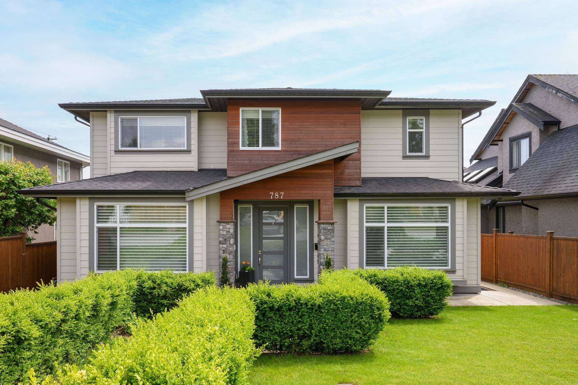 North Vancouver, BC V7L 2M6,787 E 13th ST