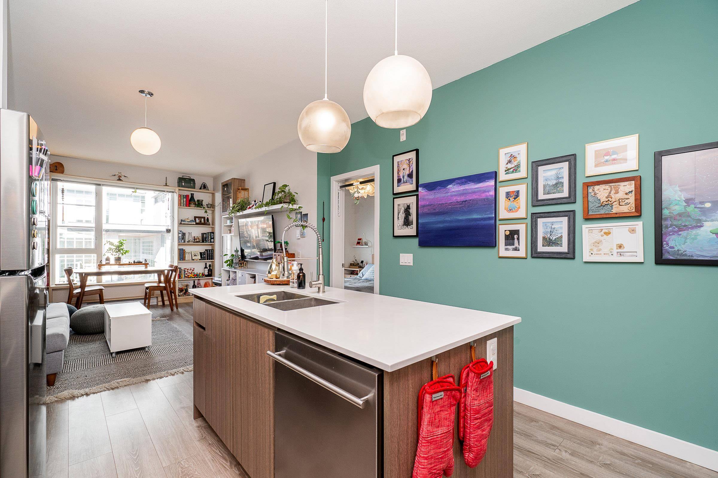 Coquitlam, BC V3J 0H8,516 Foster AVE #310