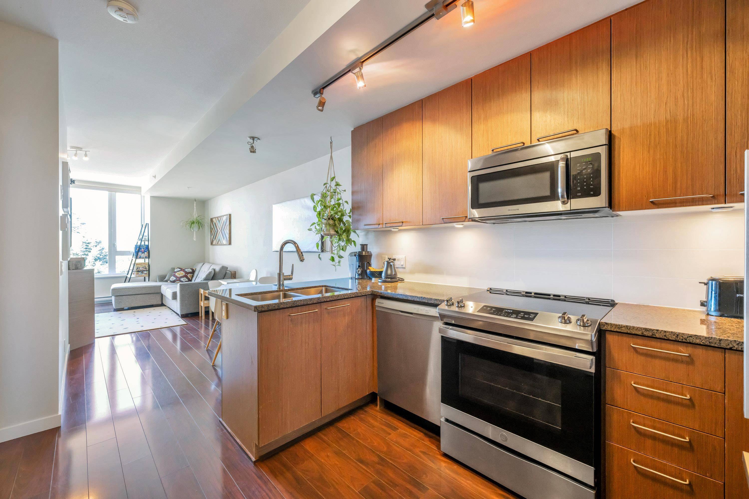 Vancouver, BC V5P 1Y6,2008 E 54th AVE #305