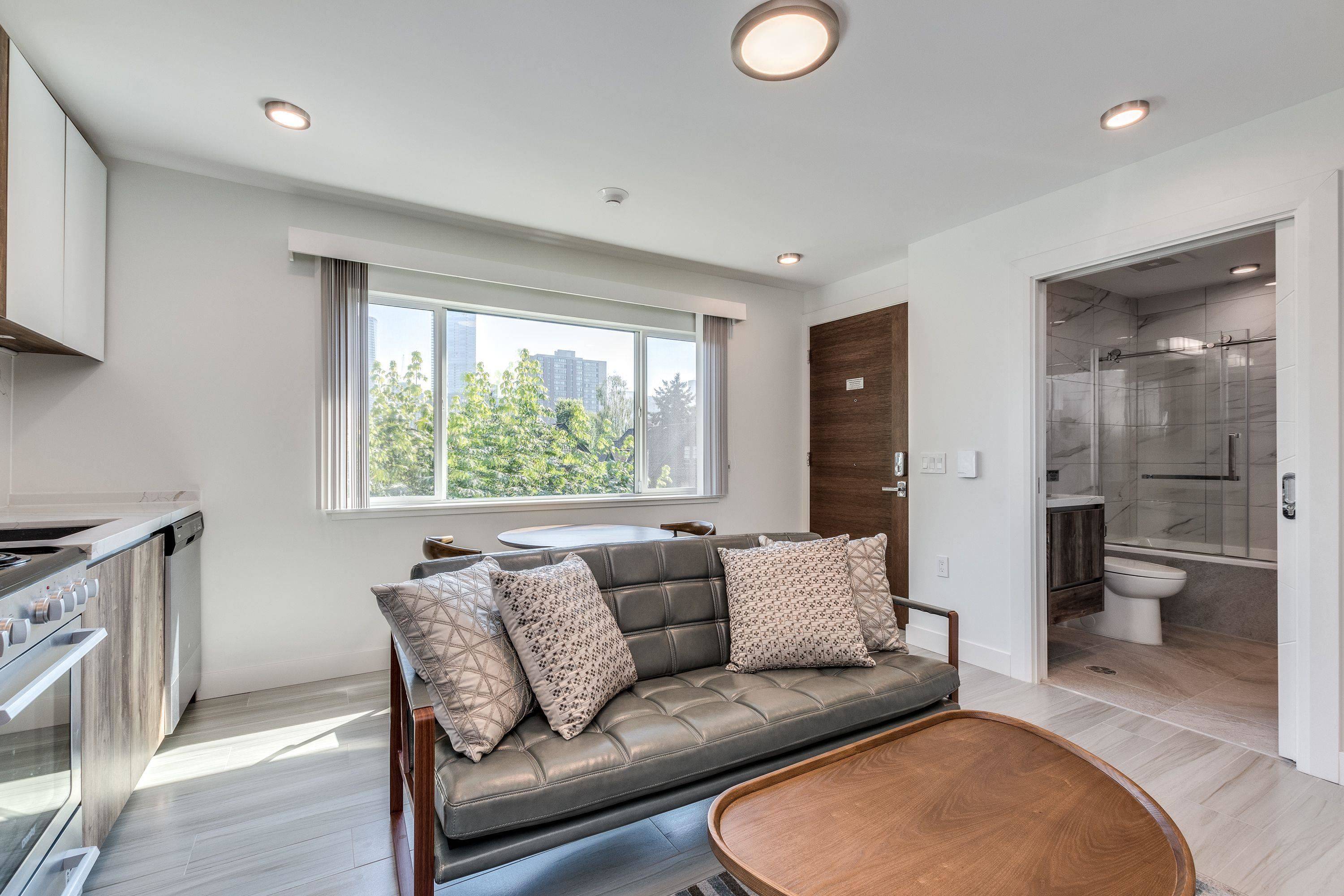 Vancouver, BC V6E 1L4,1168 Pendrell Street #402