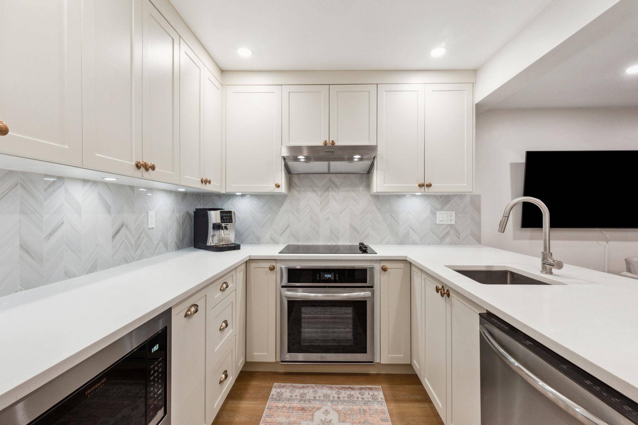 Vancouver, BC V6K 2E6,2375 W Broadway #16