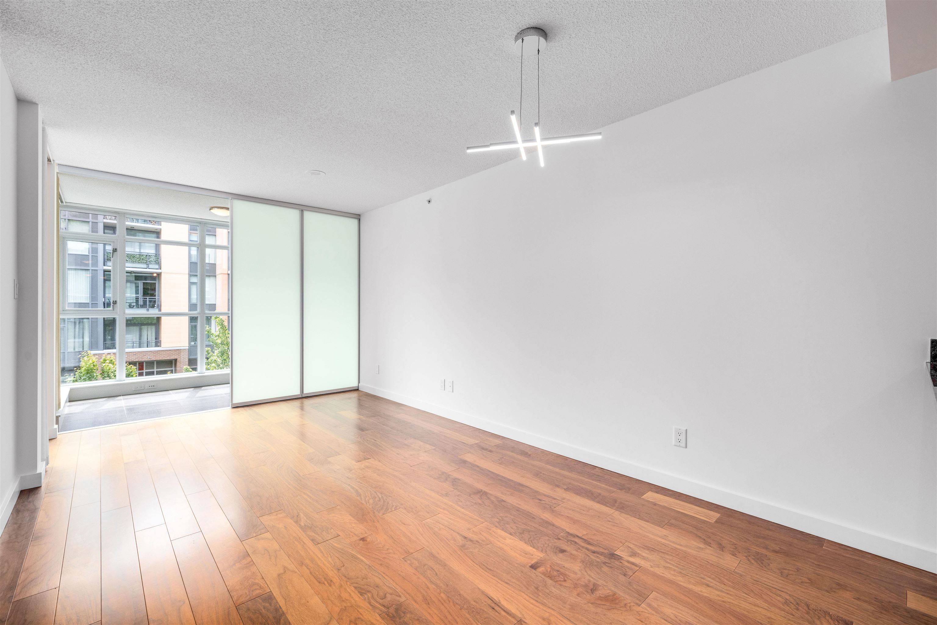 Vancouver, BC V6J 0C7,2080 W Broadway #571