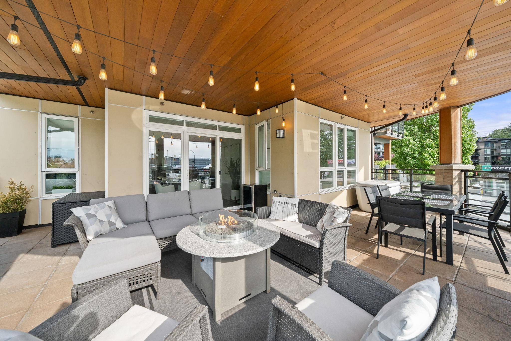 North Vancouver, BC V7M 0C6,733 W 14th ST #218