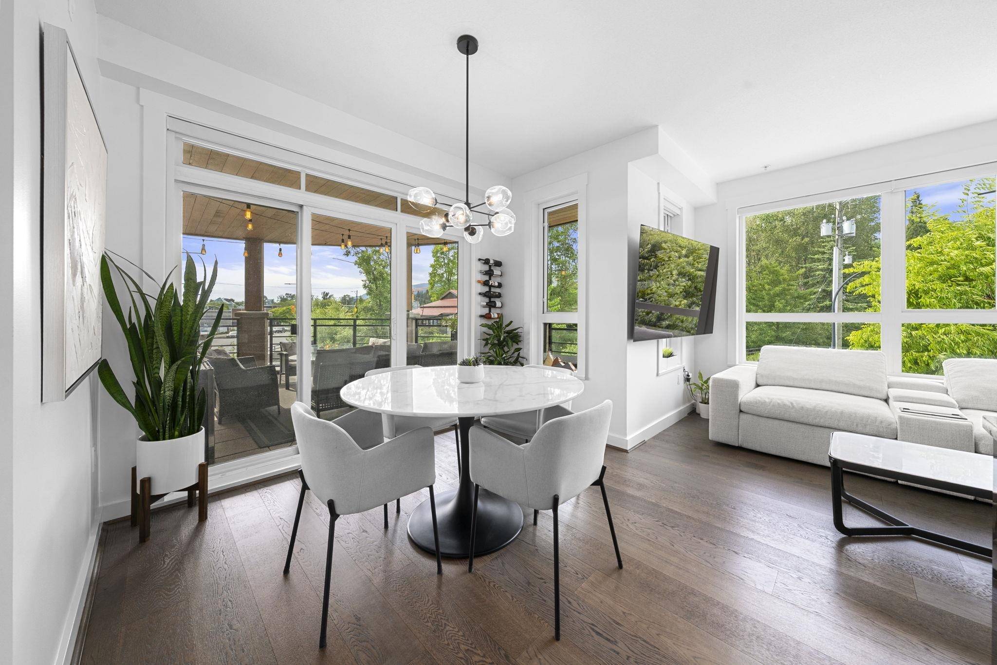 North Vancouver, BC V7M 0C6,733 W 14th ST #218