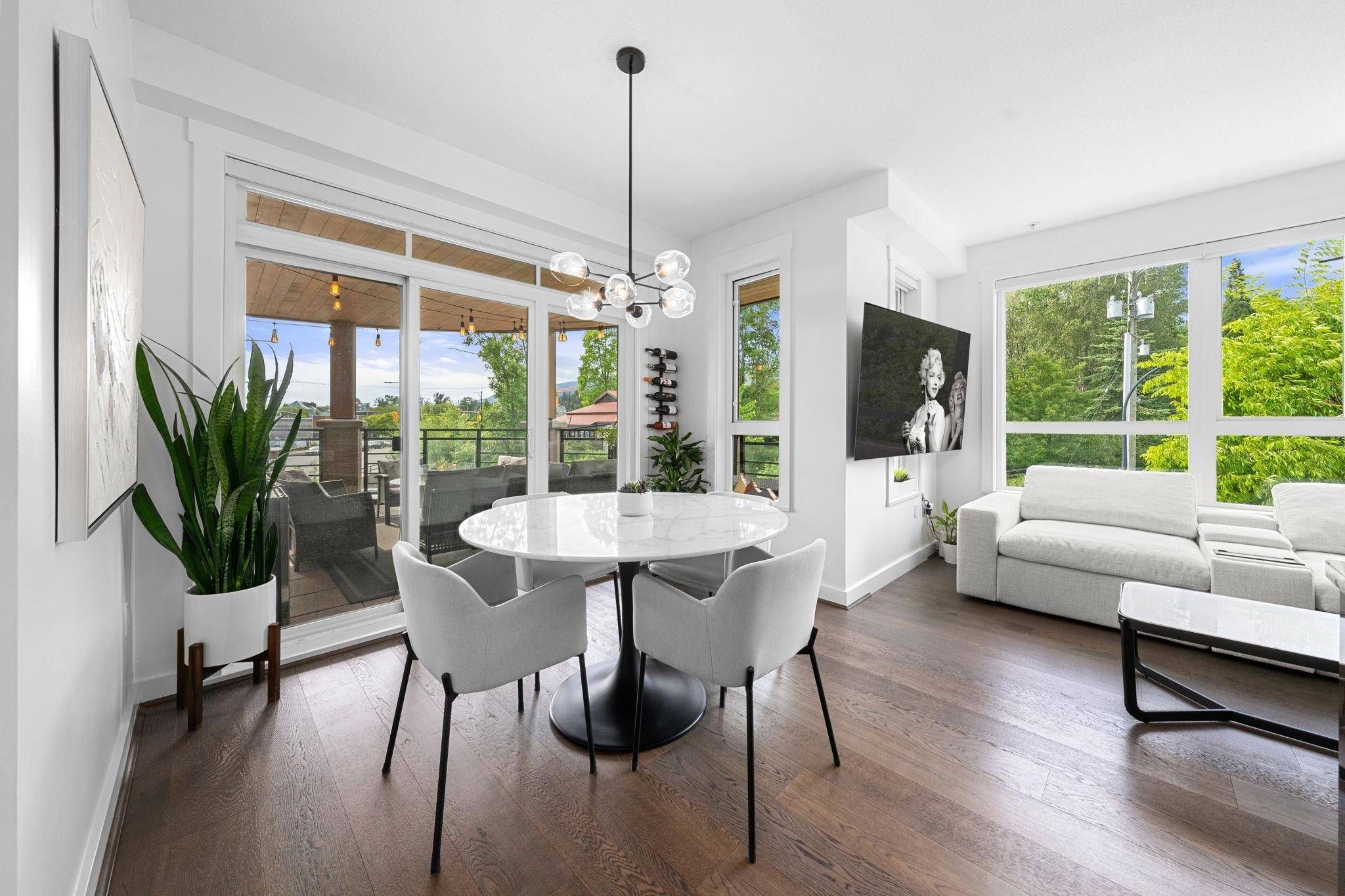 North Vancouver, BC V7M 0C6,733 W 14th ST #218