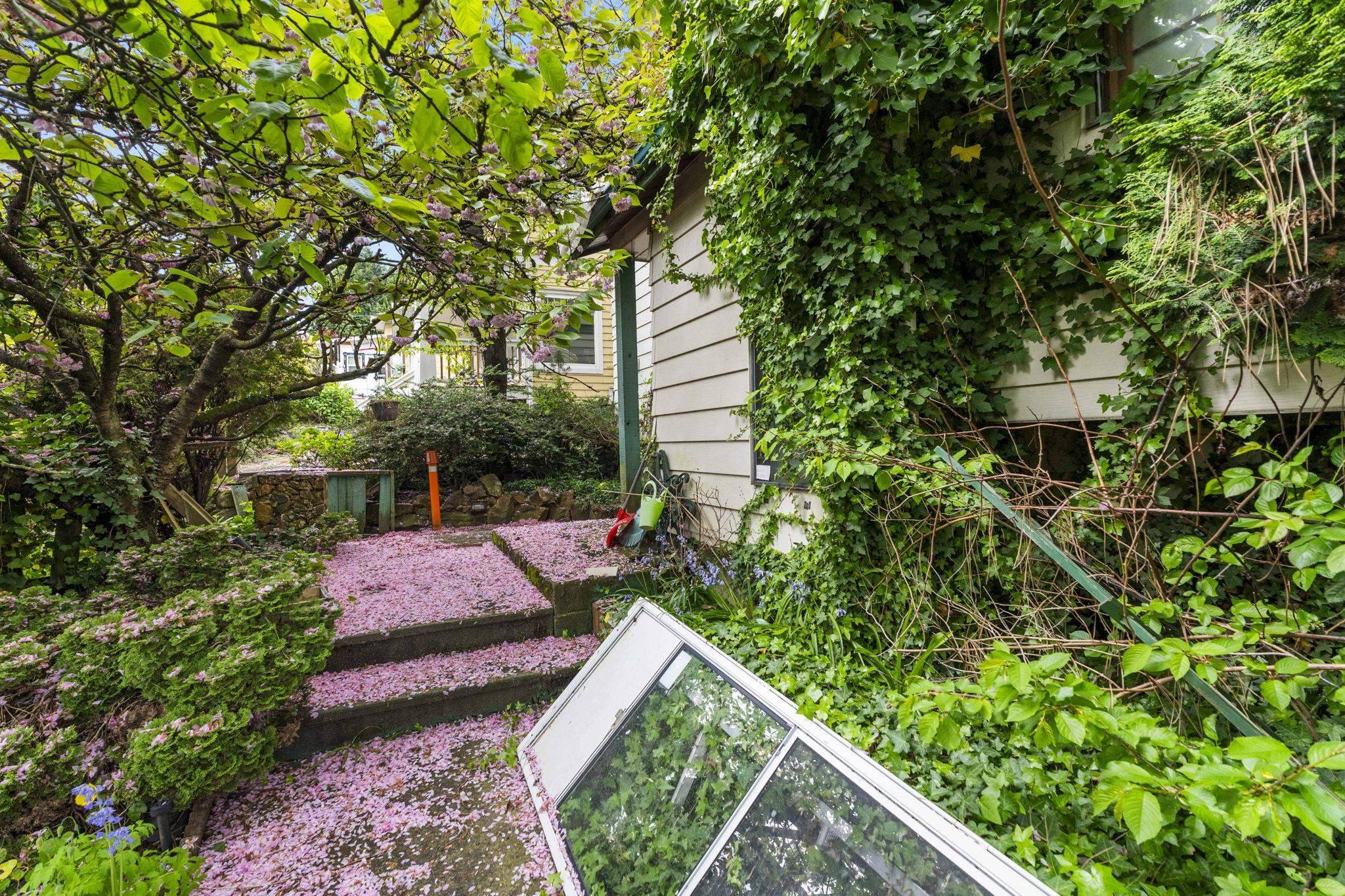 New Westminster, BC V3L 4K9,451 E Eighth AVE