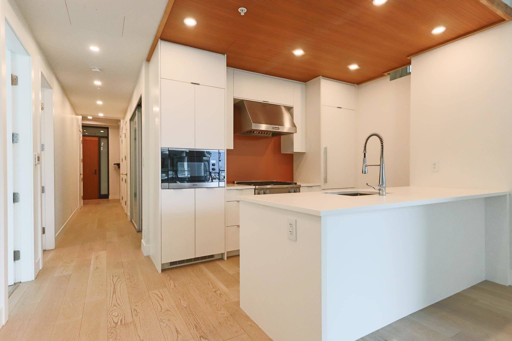 West Vancouver, BC V7W 2B2,6699 Nelson AVE #201