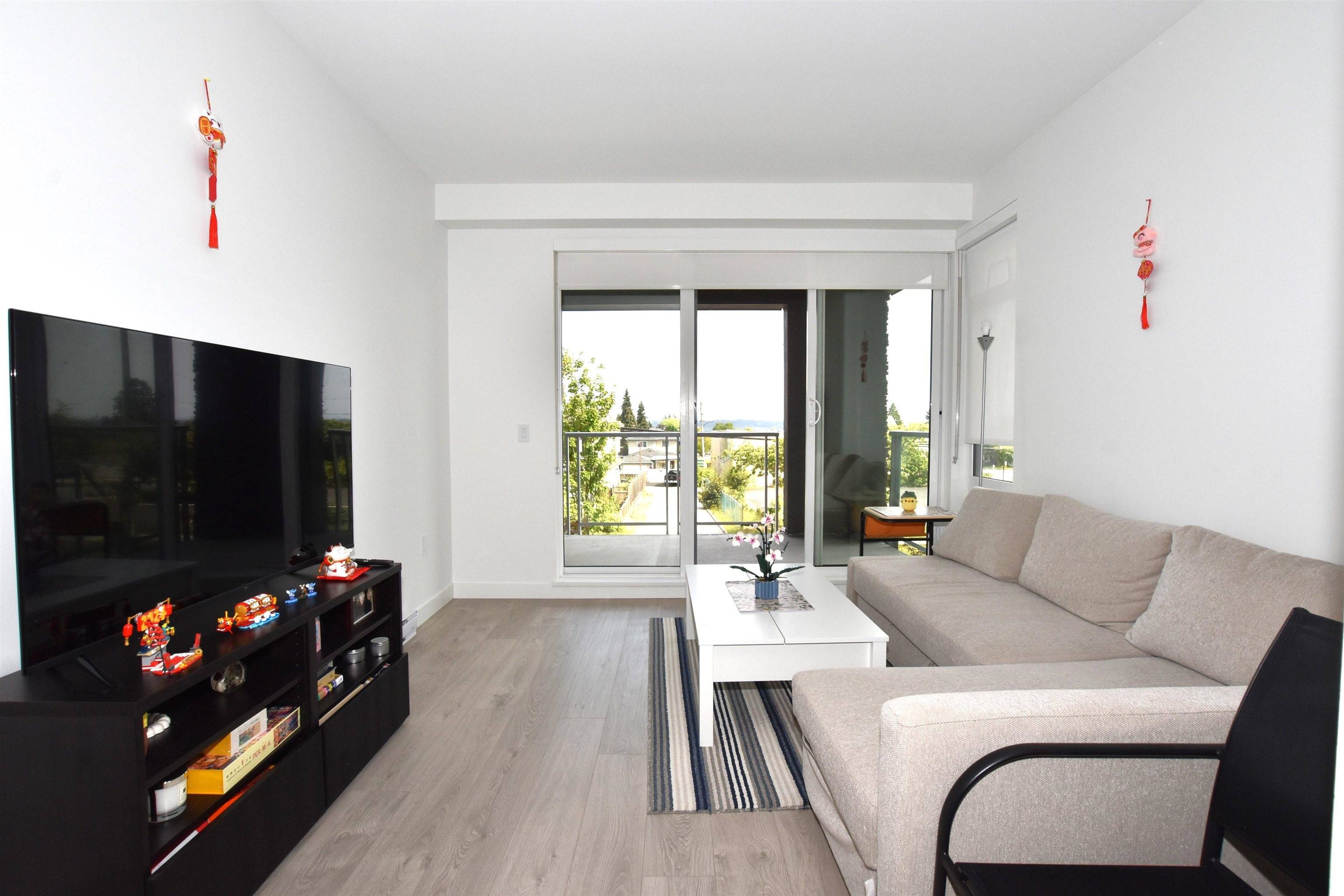 Burnaby, BC V3N 0J6,7123 11th AVE #202