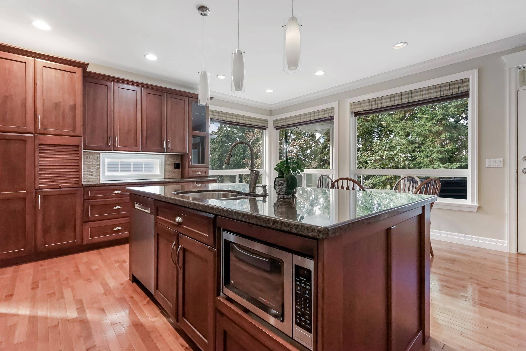 Abbotsford, BC V3G 1C3,2796 Marble Hill DR