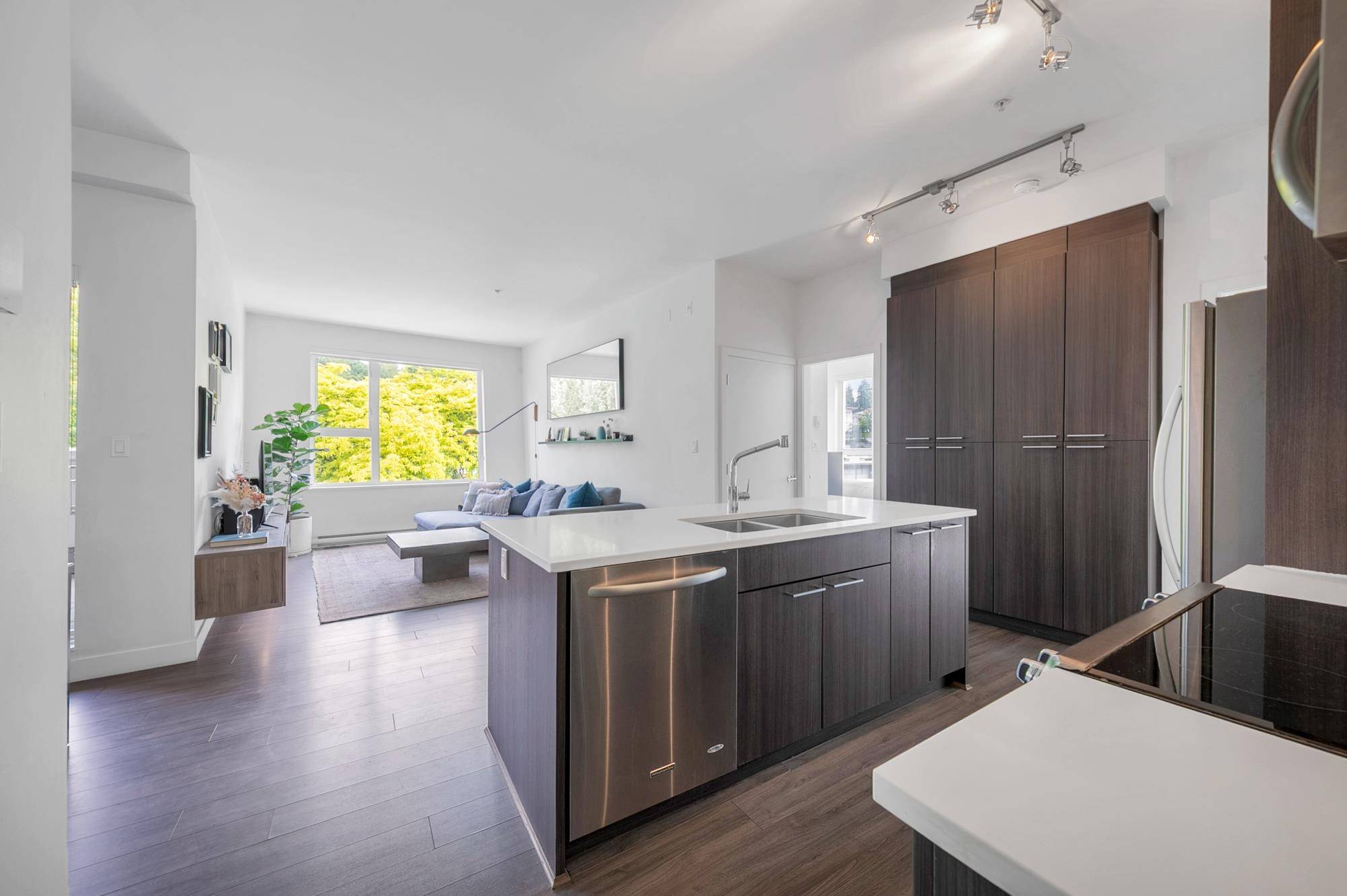 North Vancouver, BC V7P 1R5,1201 W 16th ST #201
