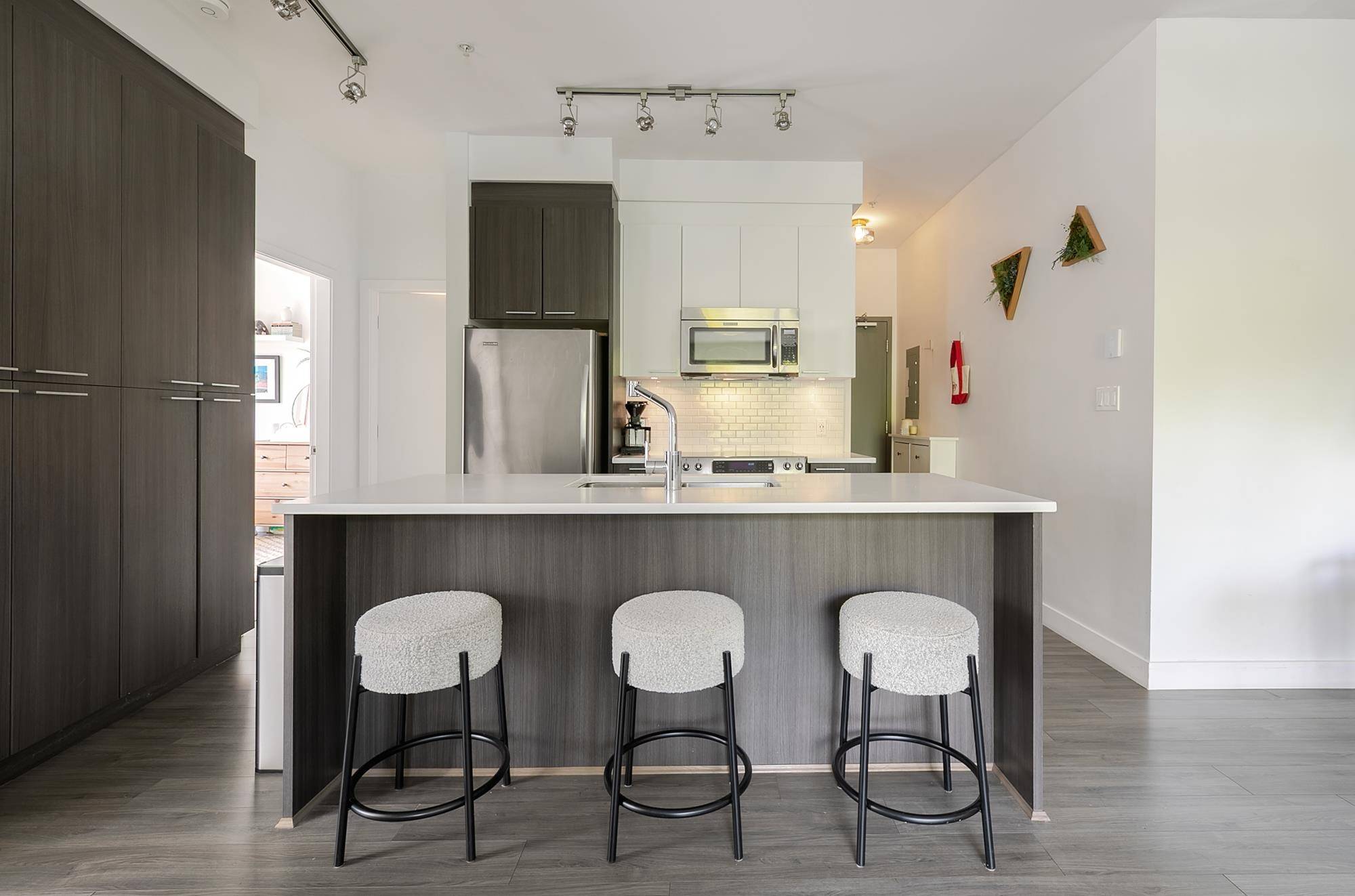 North Vancouver, BC V7P 1R5,1201 W 16th ST #201