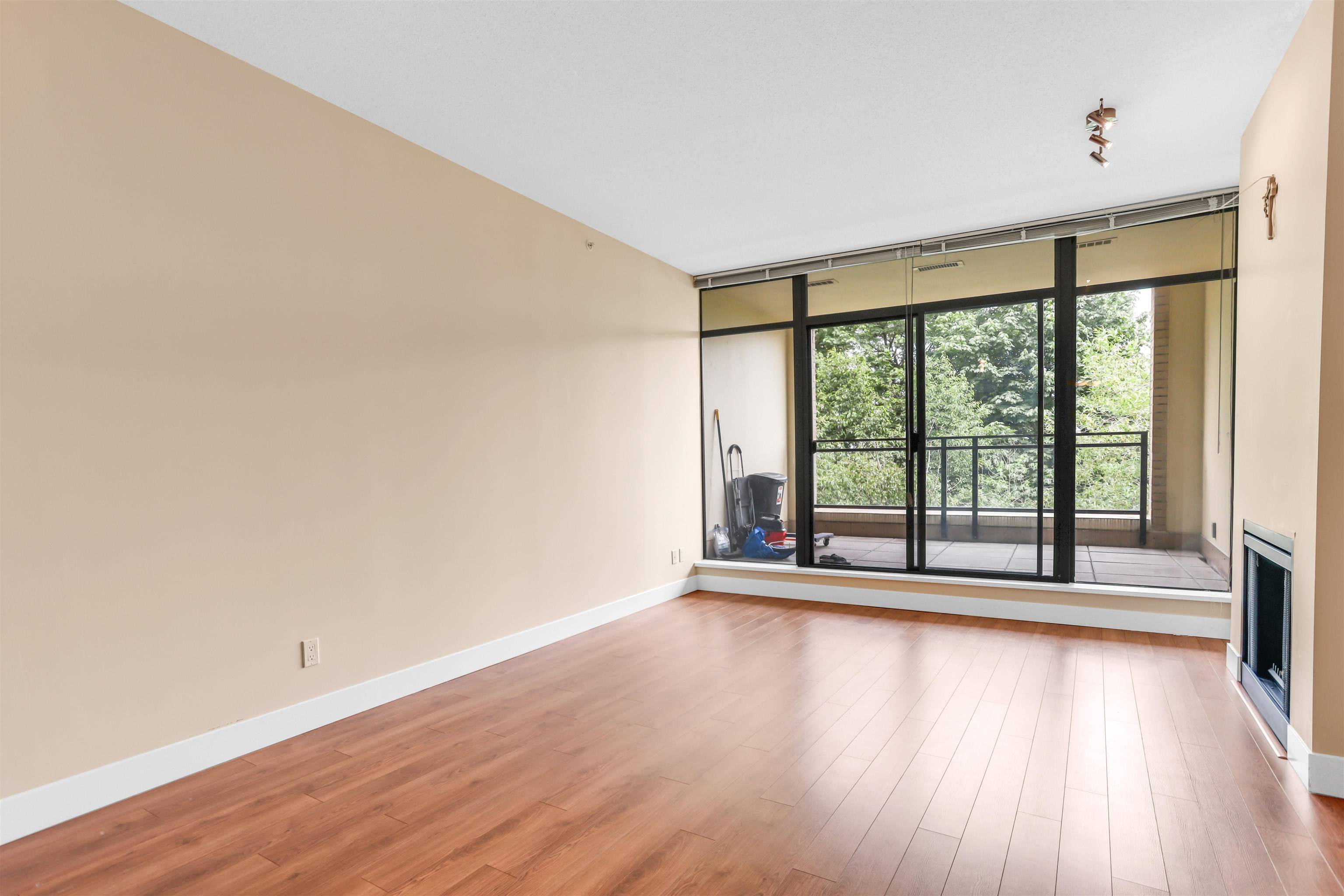 Burnaby, BC V5A 4X9,9310 University CRES #301