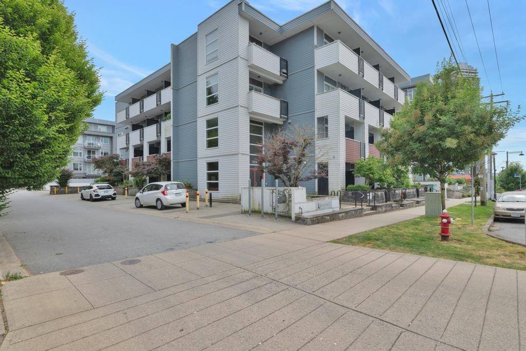 Surrey, BC V3R 5E2,13678 Grosvenor RD #402