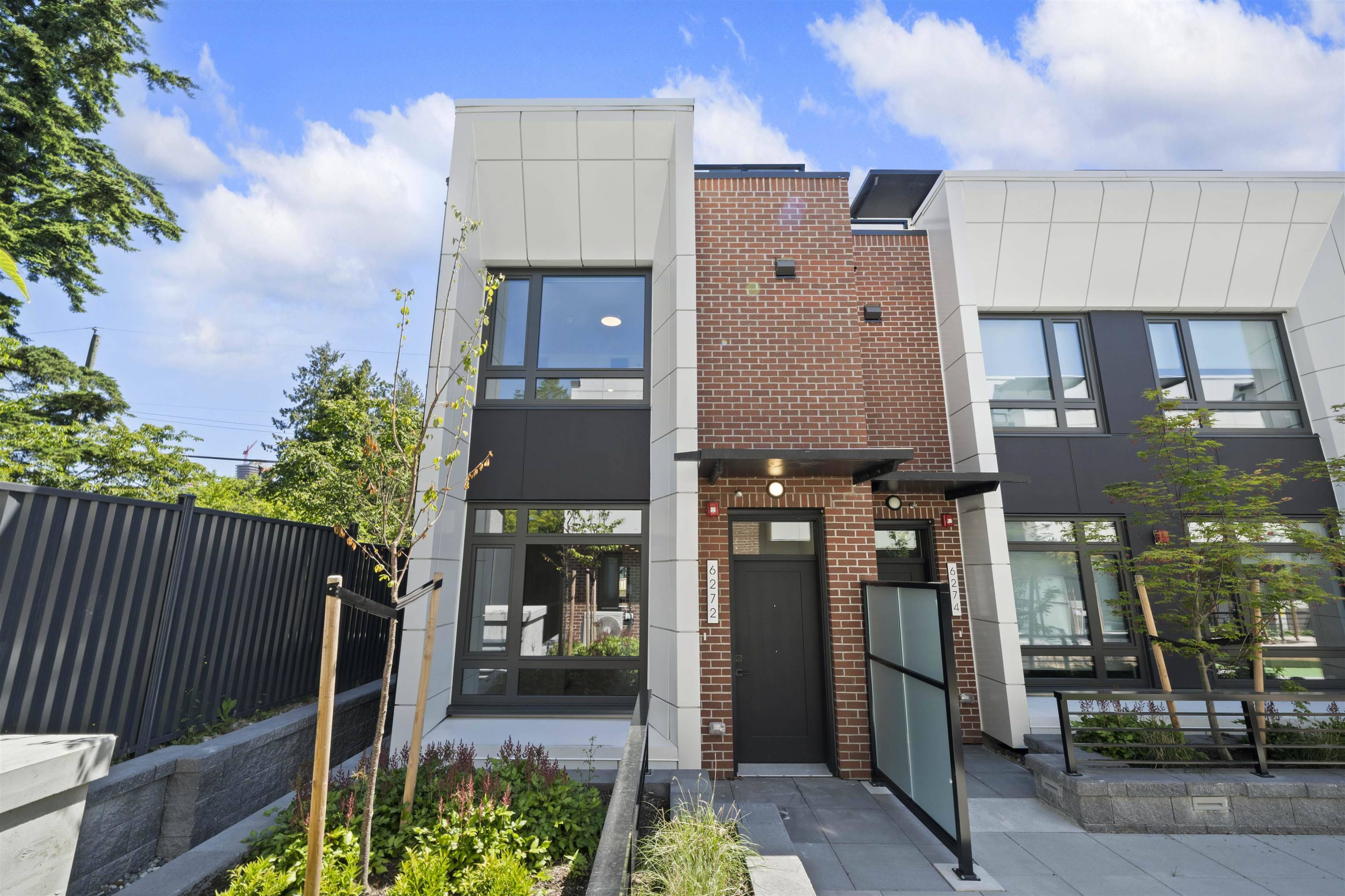 Vancouver, BC V6M 2W4,6272 Oak ST