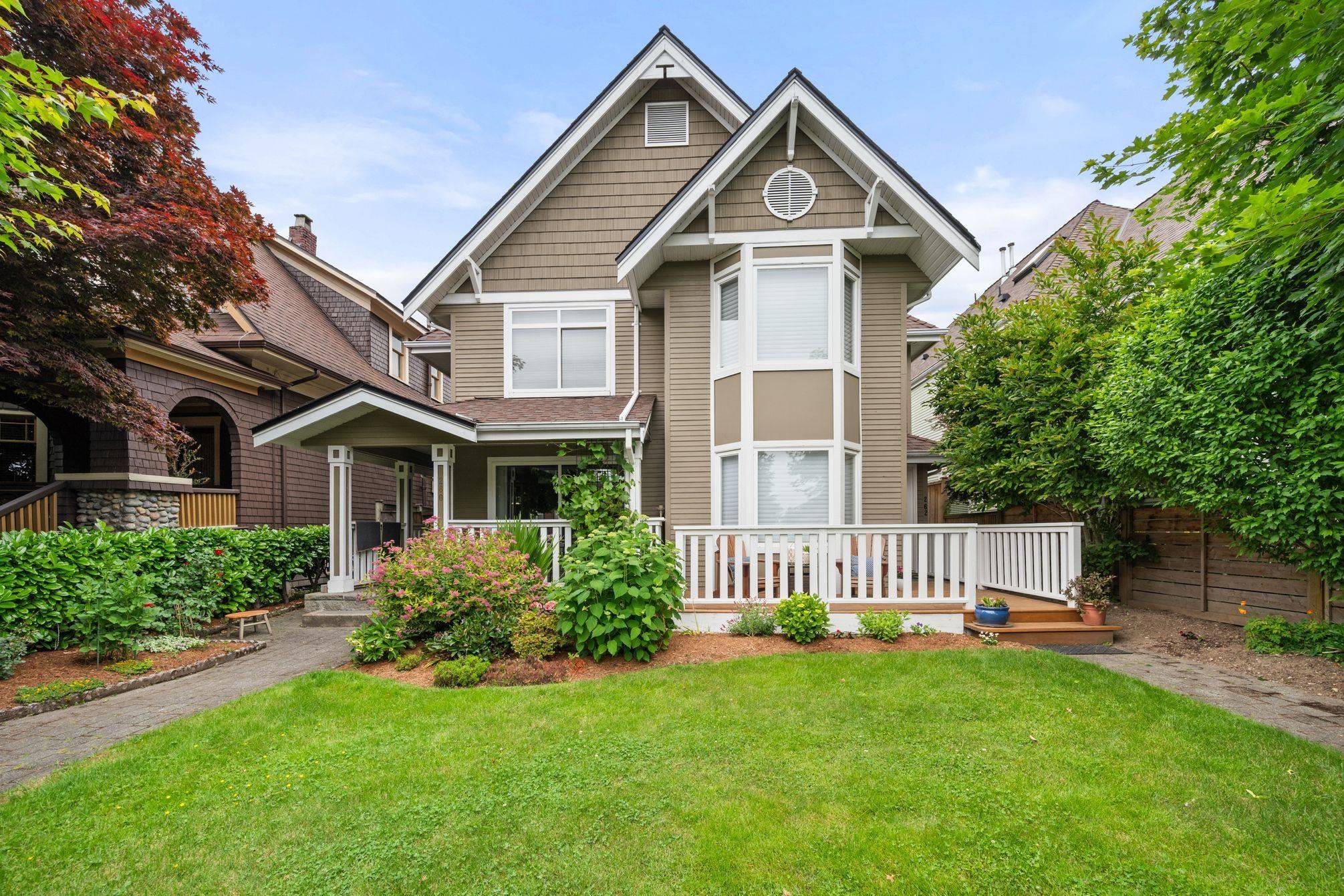 North Vancouver, BC V7L 2E1,262 E 10 ST