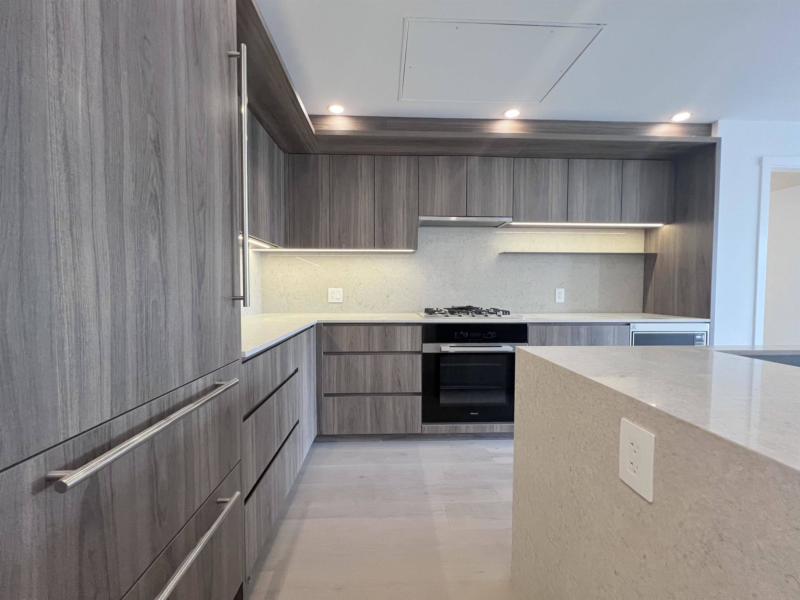 Vancouver, BC V5Z 2Z7,5212 Cambie ST #301