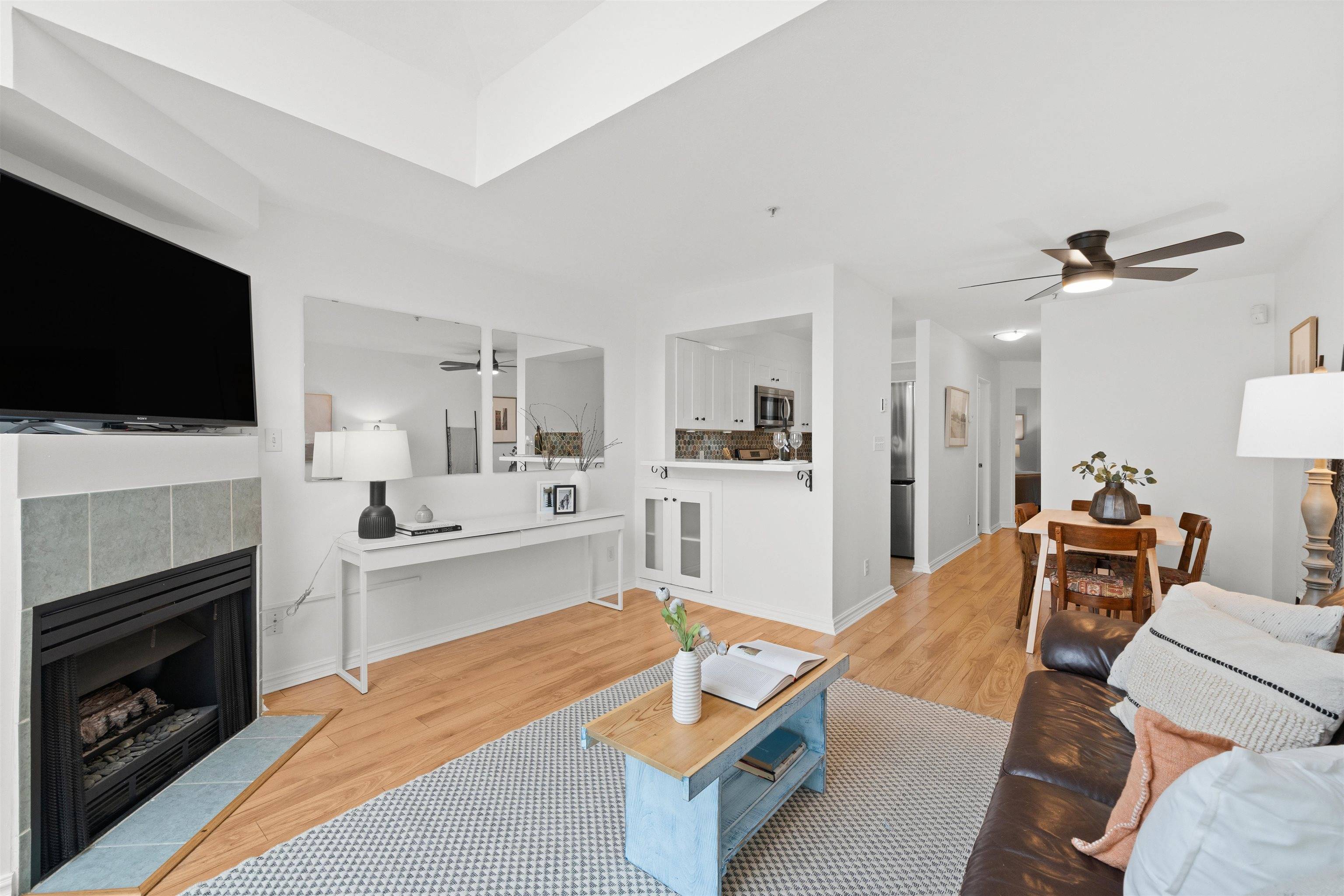 Vancouver, BC V5Z 1C3,908 W 7th AVE #405