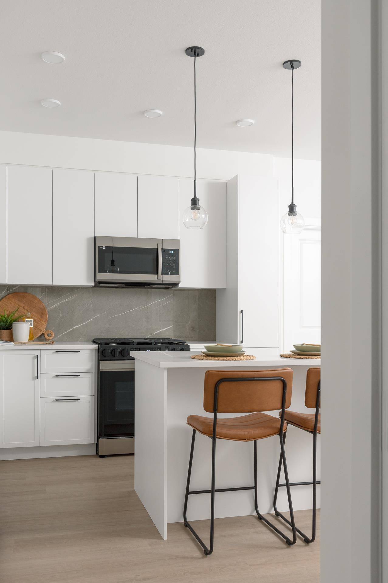 Surrey, BC V0V 0V0,3438 146a ST #204