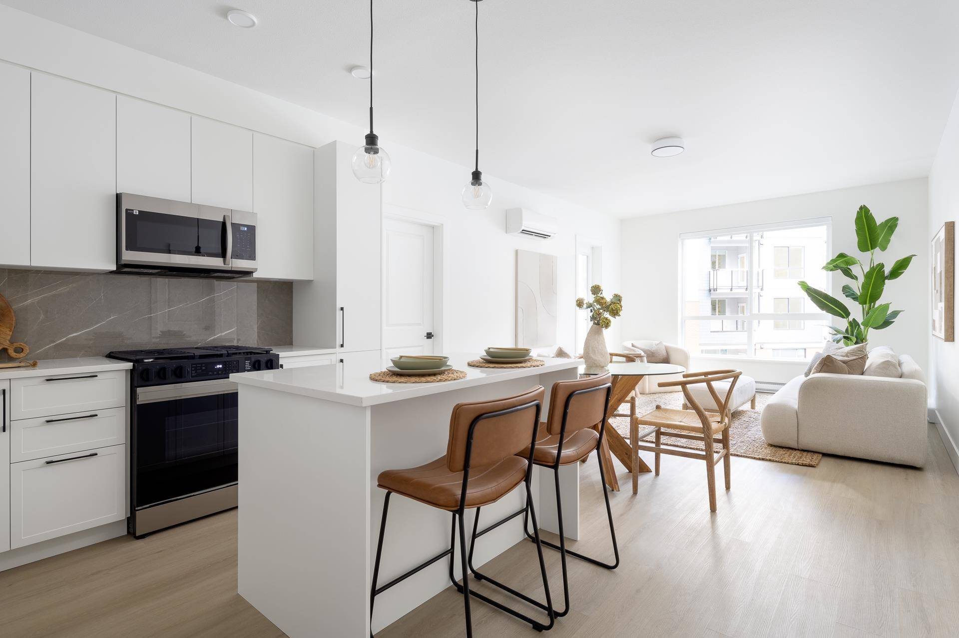 Surrey, BC V0V 0V0,3438 146a ST #204