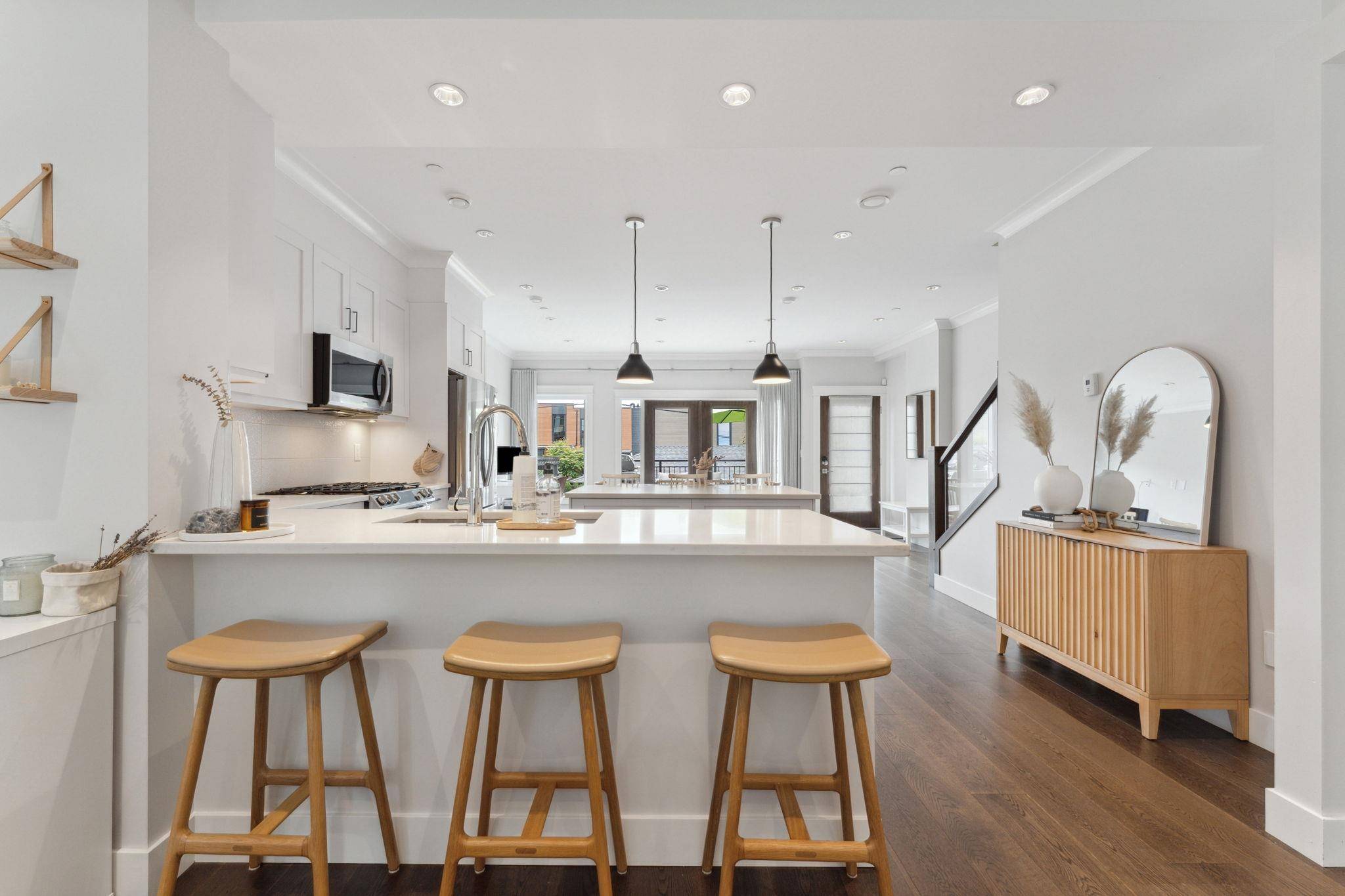 North Vancouver, BC V7L 1J9,625 E 4th ST
