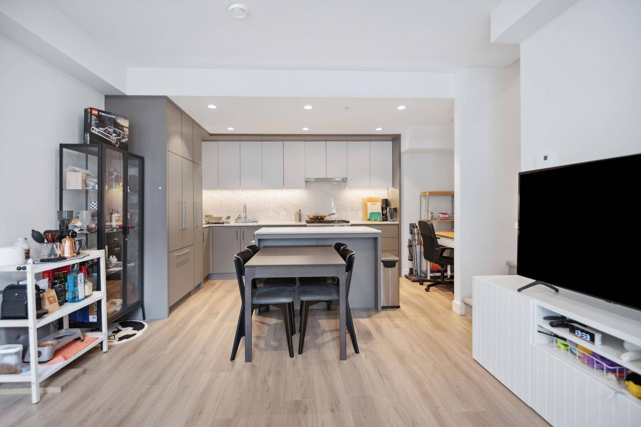 Burnaby, BC V5J 5C5,6085 Irmin ST #206