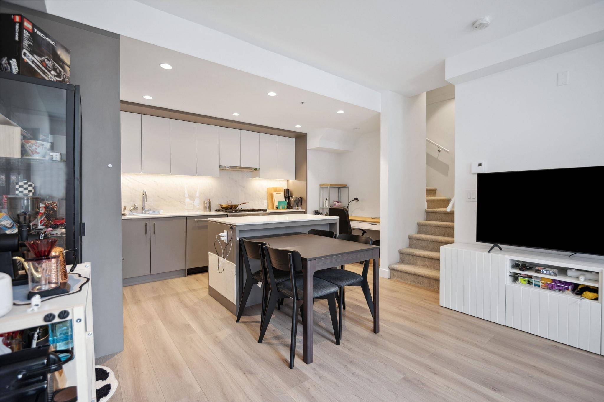 Burnaby, BC V5J 5C5,6085 Irmin ST #206