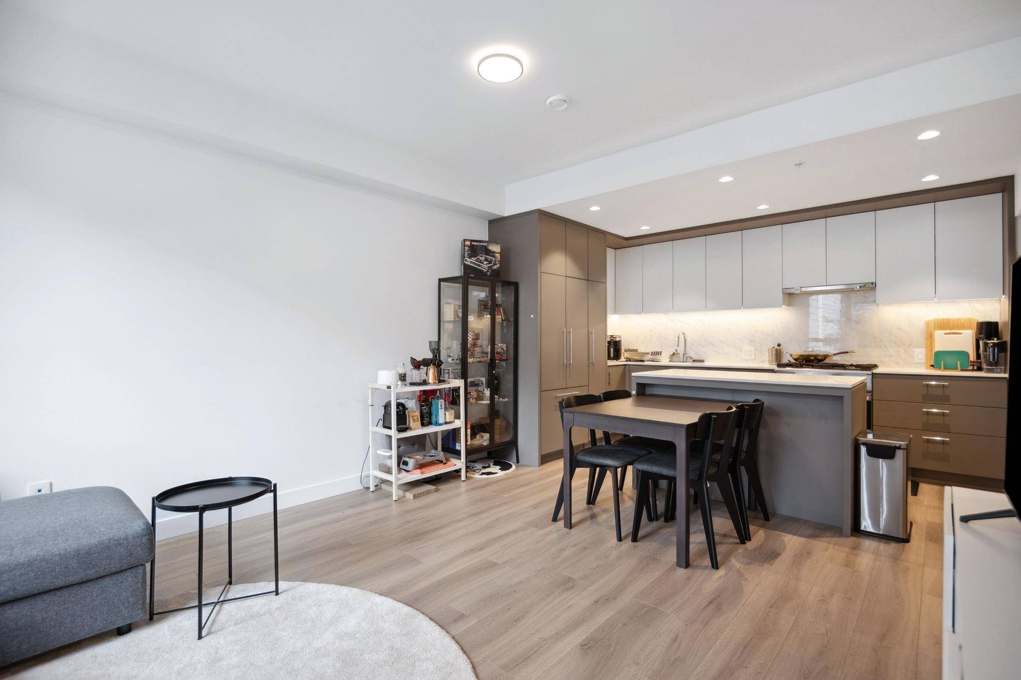 Burnaby, BC V5J 5C5,6085 Irmin ST #206