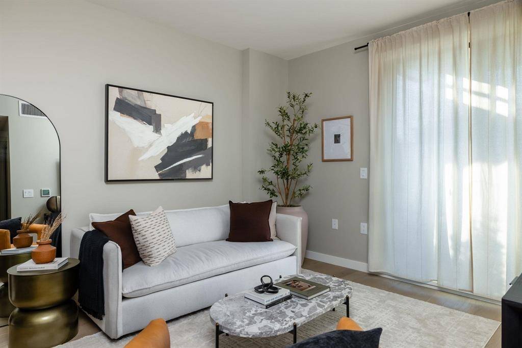 Vancouver, BC V6P 4A9,8398 Oak ST #603