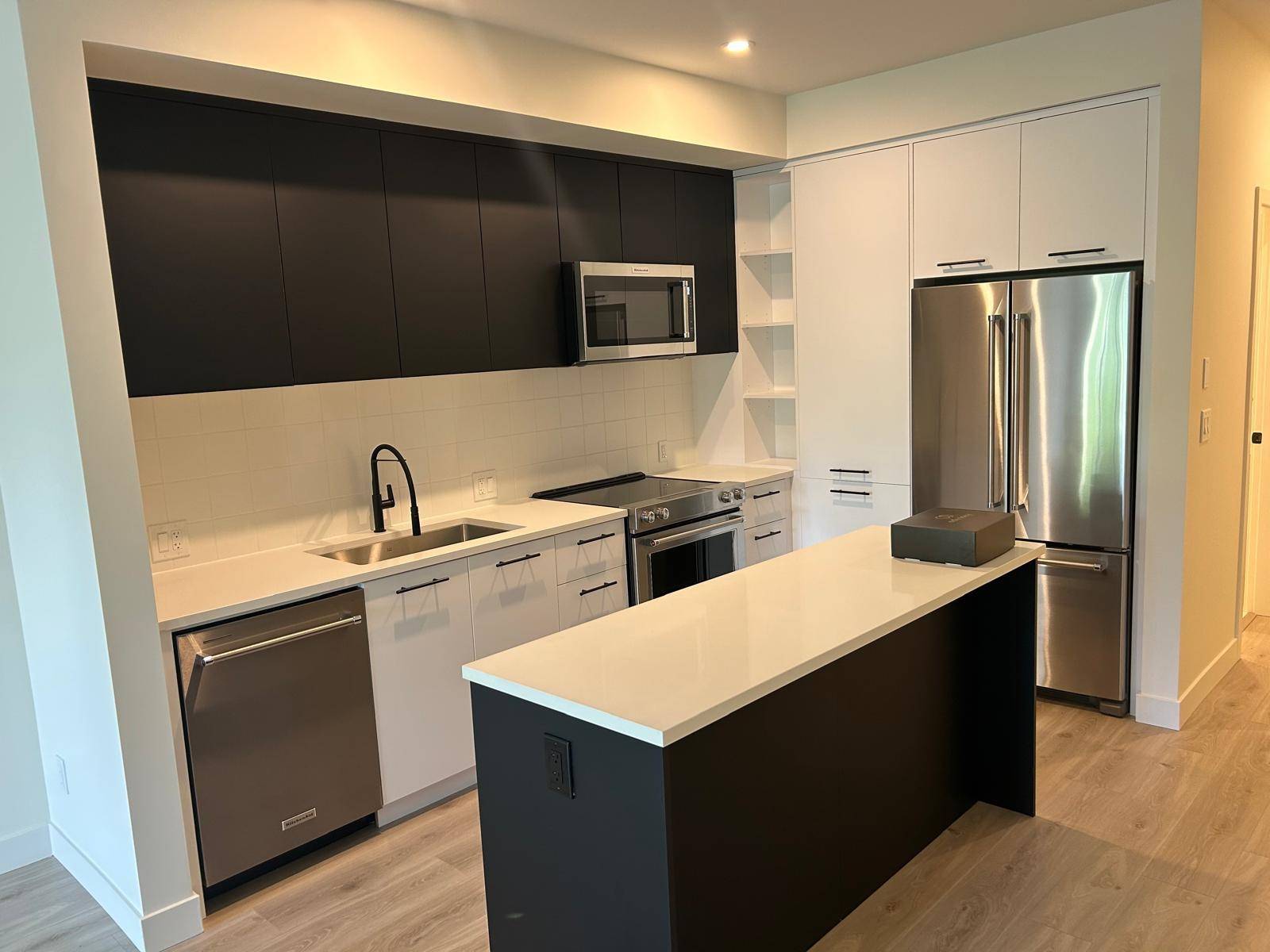 Surrey, BC V4P 0H7,2635 King George BLVD #335