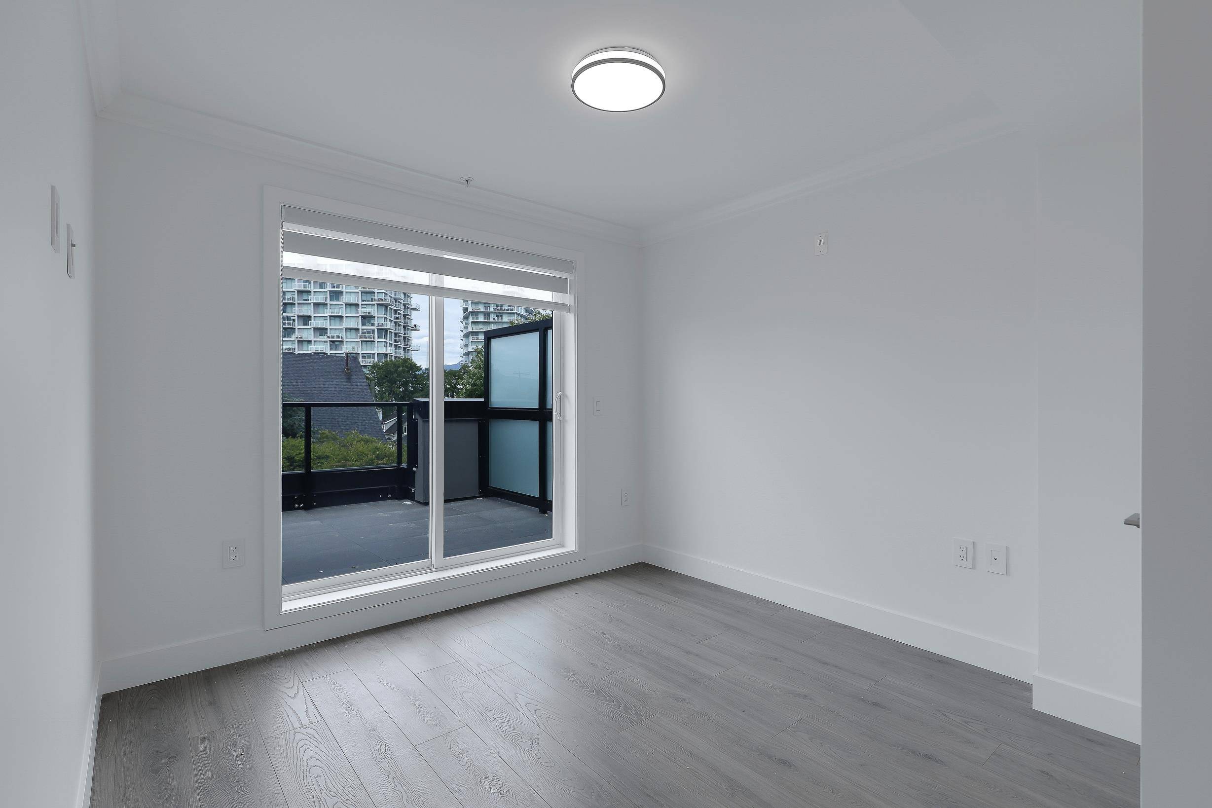 Vancouver, BC V5N 3B9,2122 E 32nd AVE #201