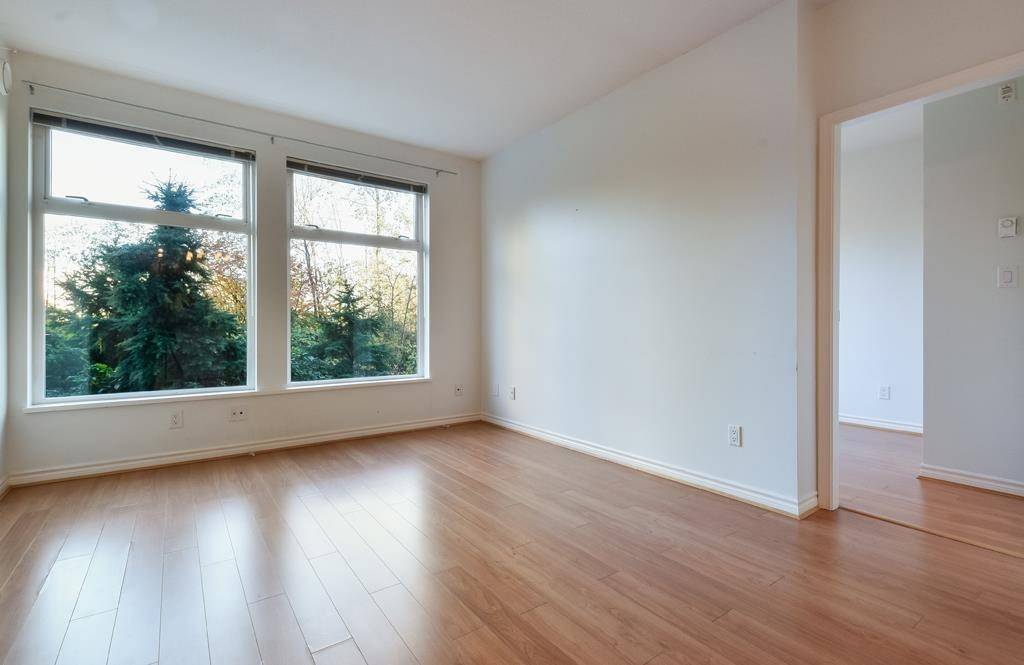 Burnaby, BC V3N 5E3,6888 Southpoint DR #114