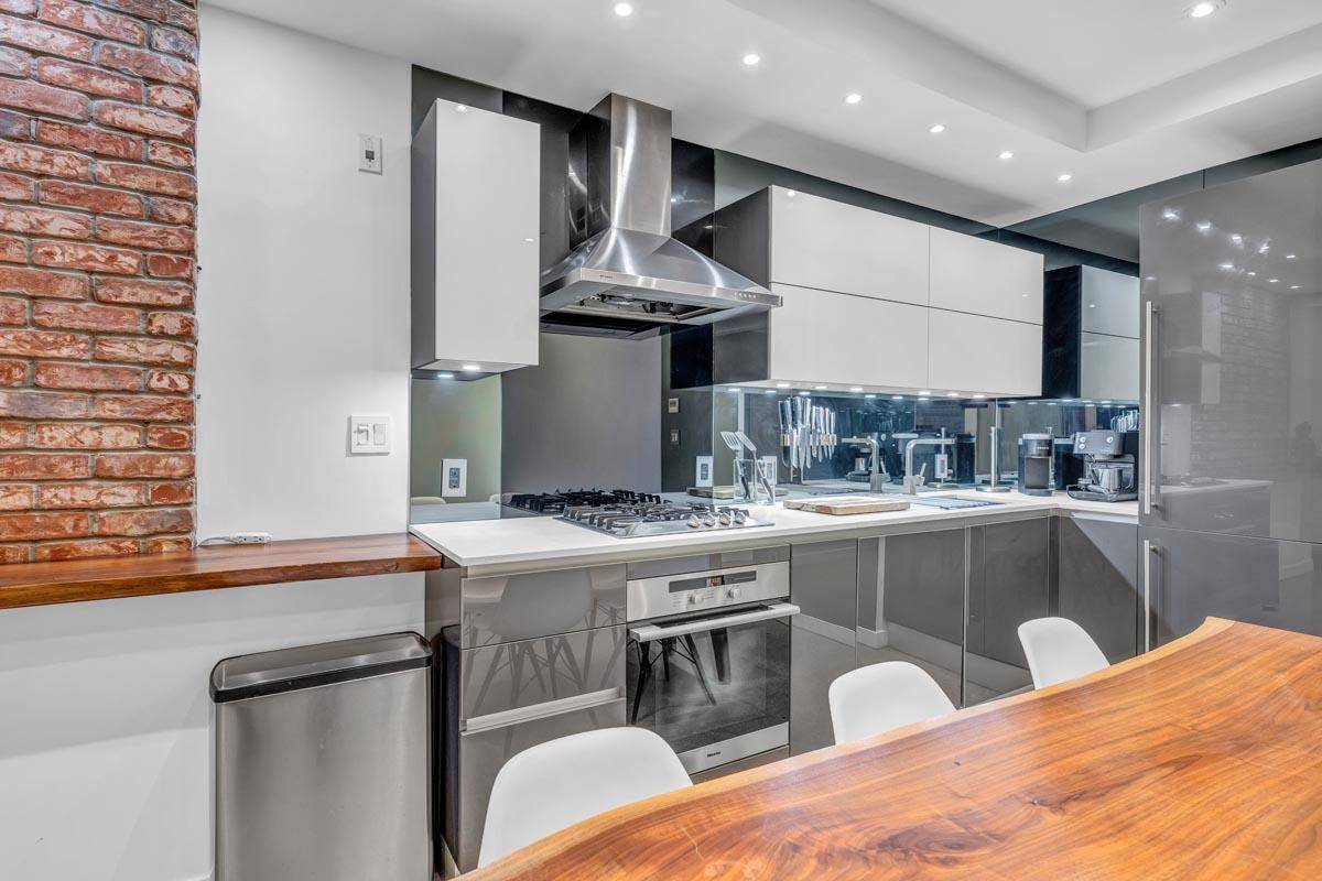 Vancouver, BC V6B 1A5,12 Water ST #305