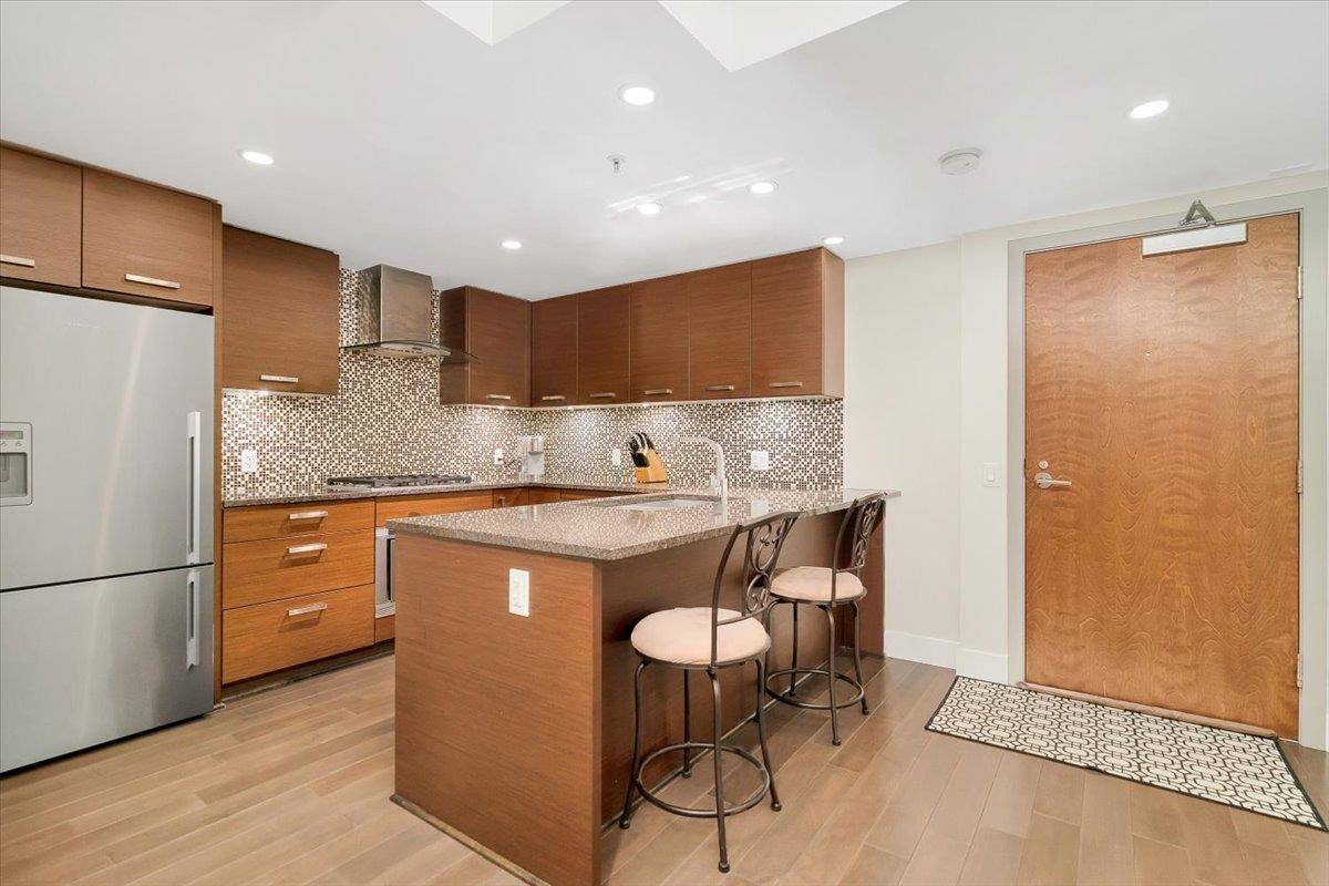 North Vancouver, BC V7M 1N7,210 W 13th ST #103